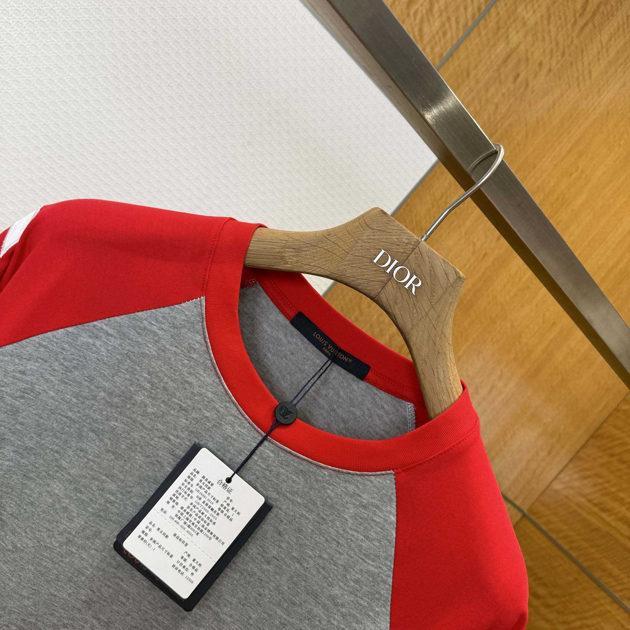 Louis Vuitton Signature Long-Sleeved T-Shirt   1AJCED - DesignerGu