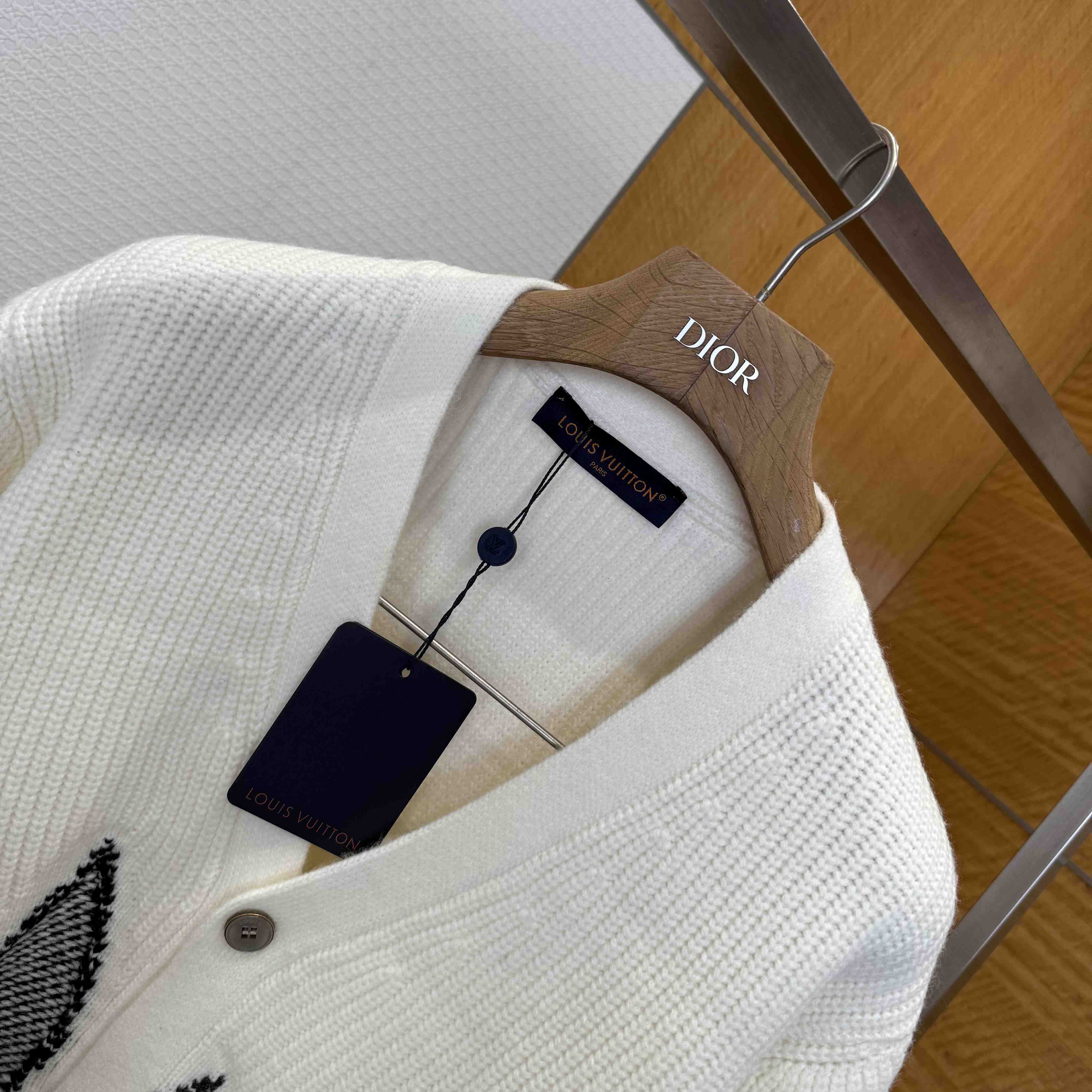 Louis Vuitton Graphic Knitted Cardigan   1AJBX9 - DesignerGu