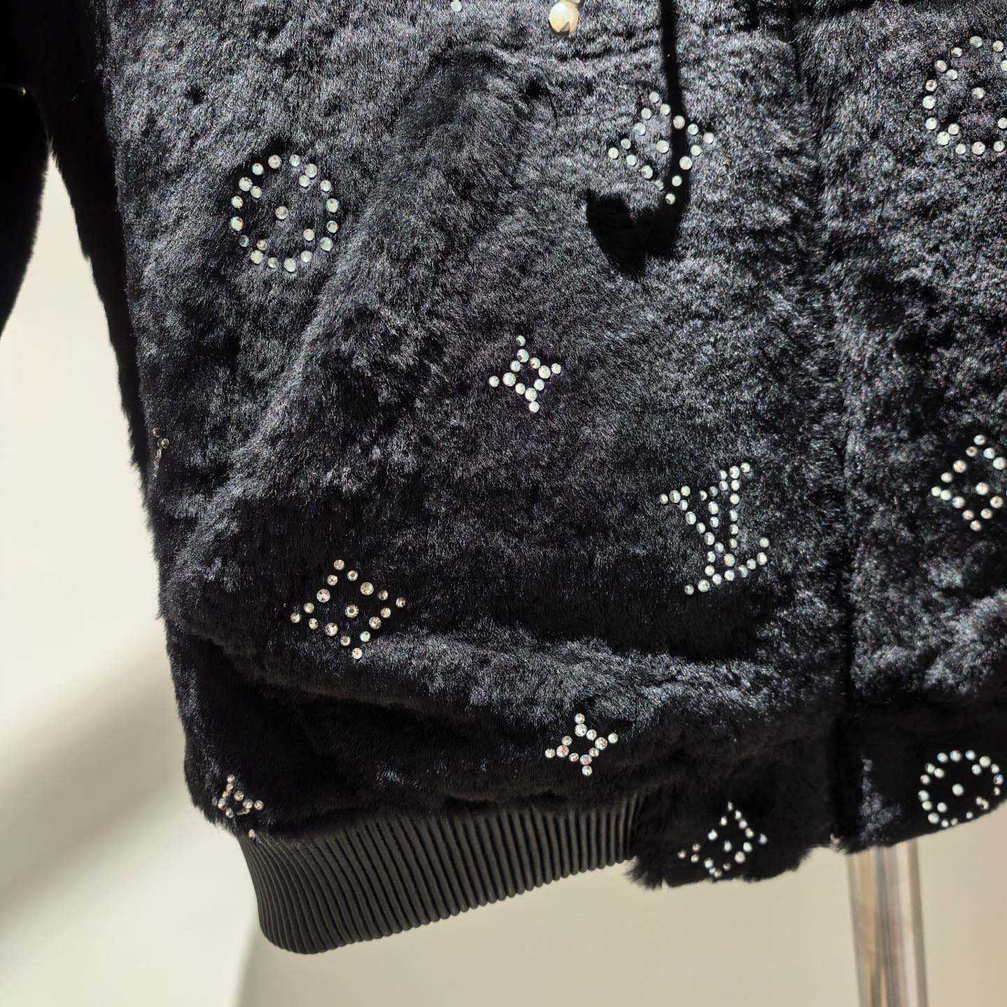 Louis Vuitton Monogram Embellished Shearling Hoodie   1AHBZ0 - DesignerGu