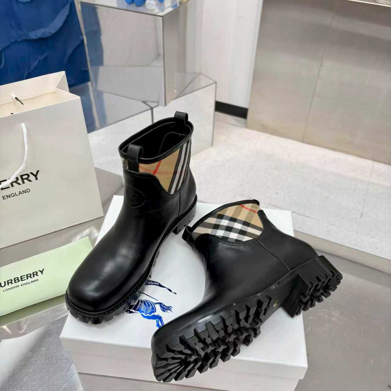 Burberry  Boots - DesignerGu