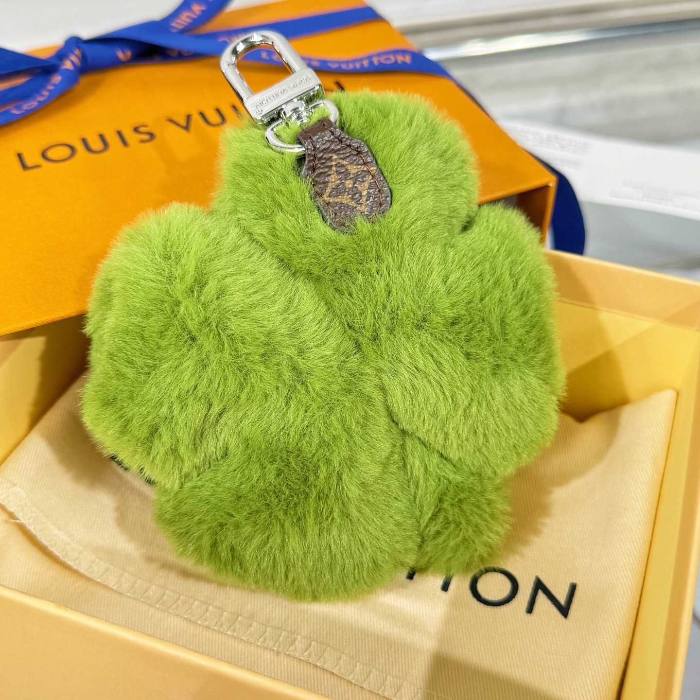 Louis Vuitton LV Lucky Trefoil Bag Charm   M03170 - DesignerGu