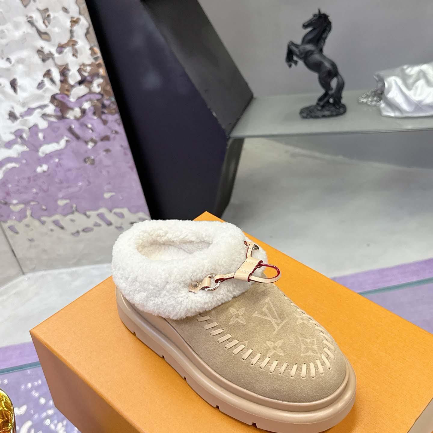 Louis Vuitton Cortina Closed Mule   1AITI6 - DesignerGu