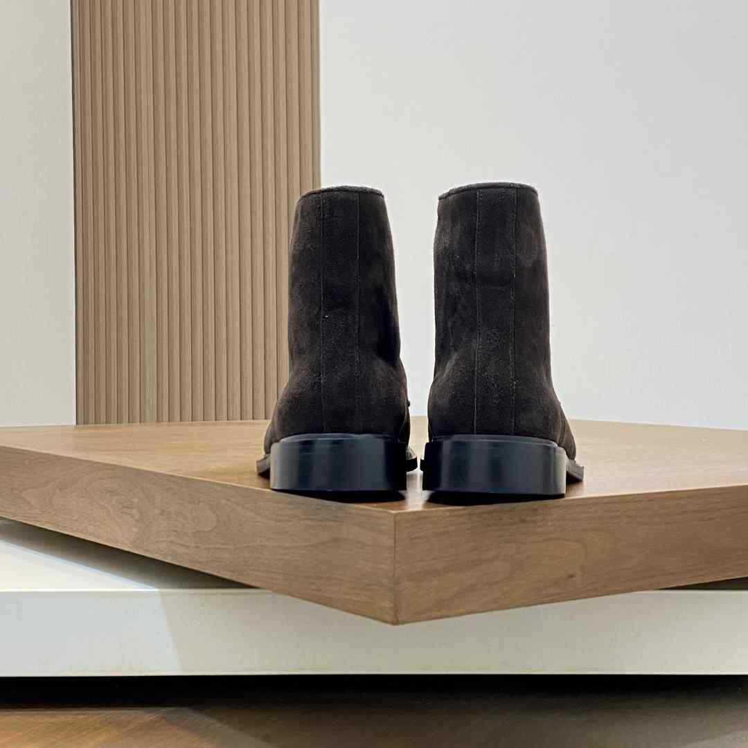 Gucci Men's Suede Lace-Up Boots - DesignerGu