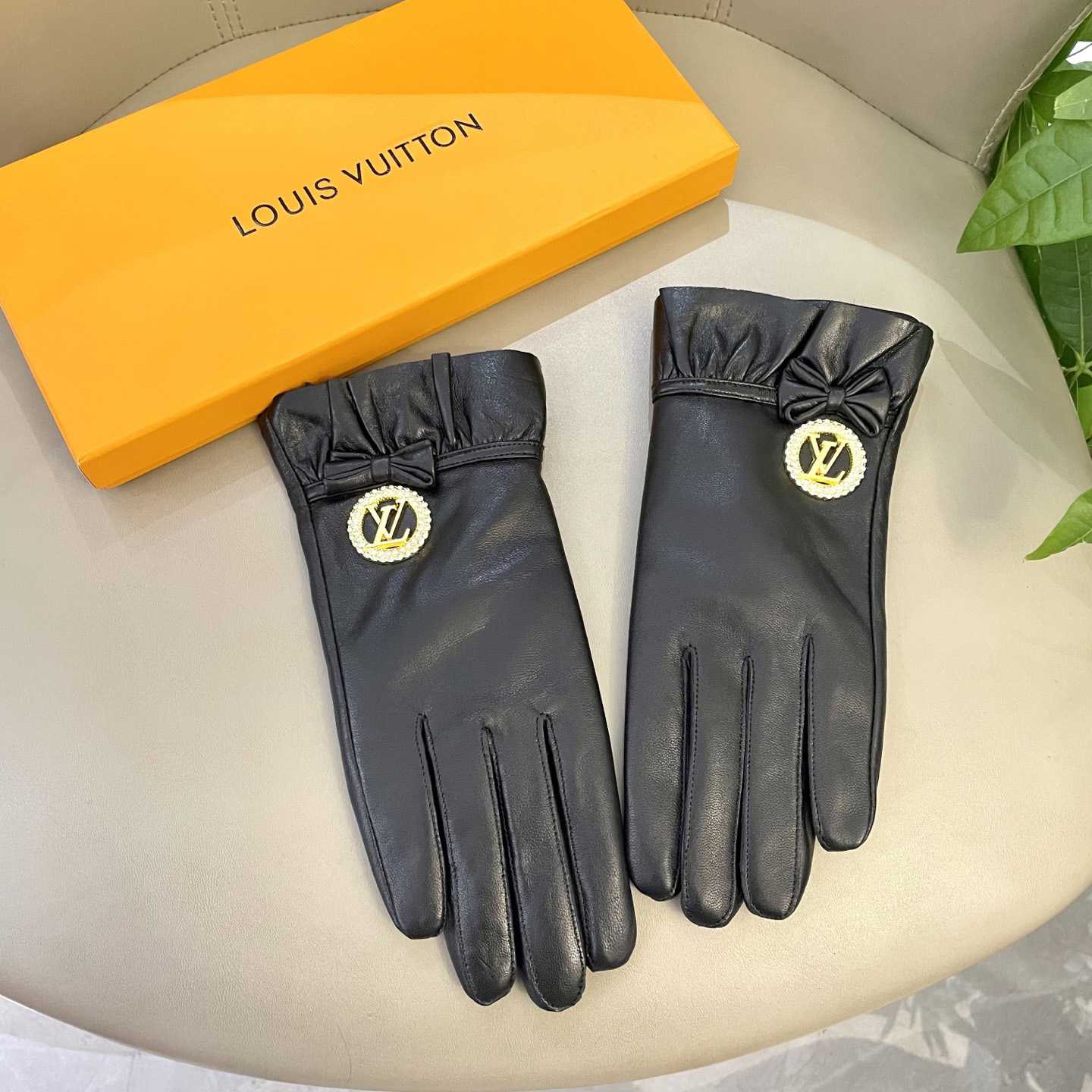 Louis Vuitton Gloves - DesignerGu