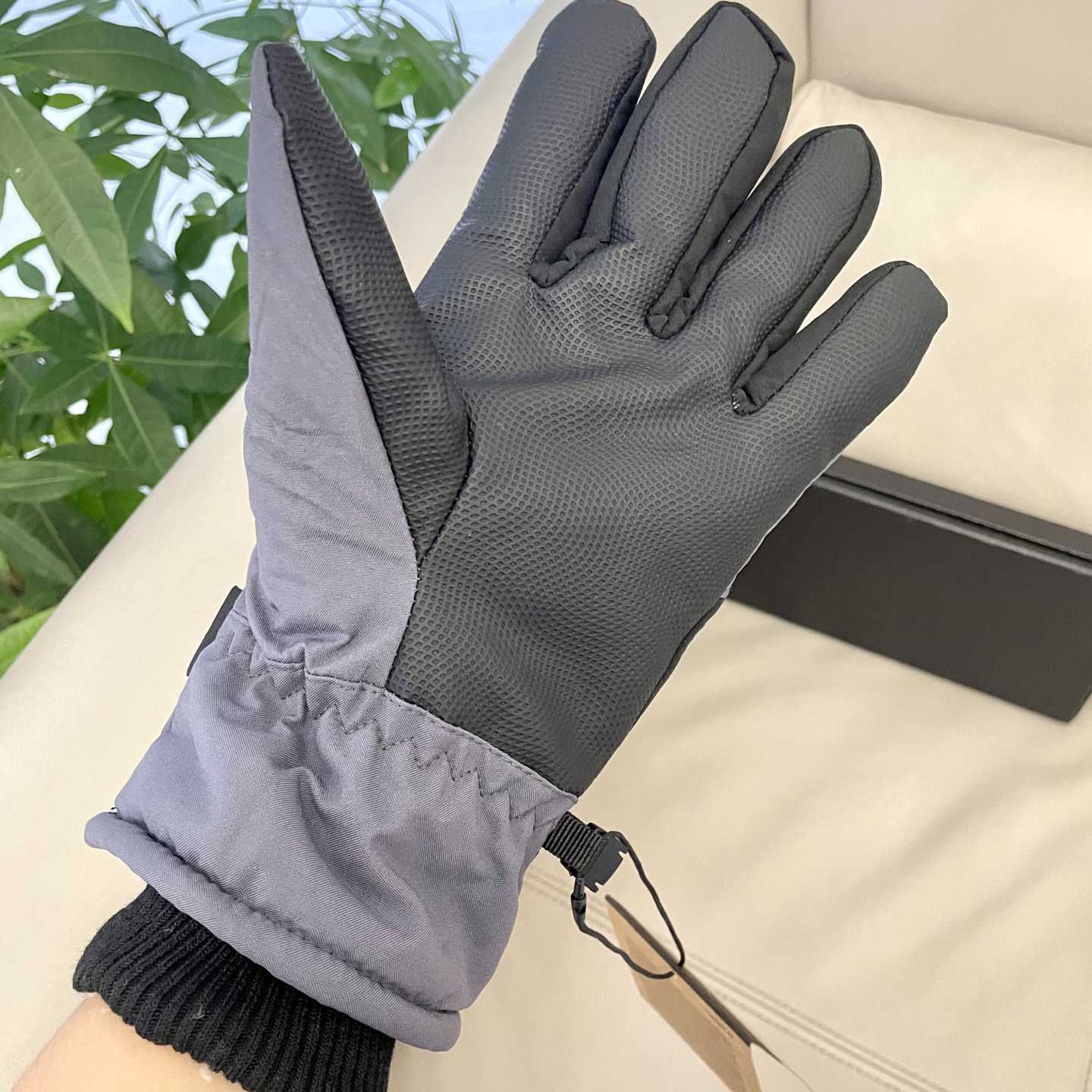 The North Face Men's Gloves - DesignerGu