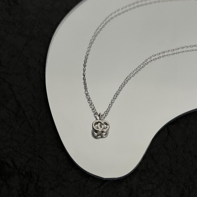 Gucci GG Marmont Pendant Necklace - DesignerGu