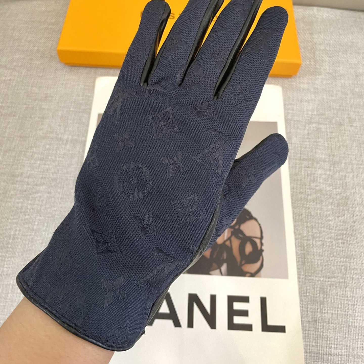 Louis Vuitton Gloves - DesignerGu