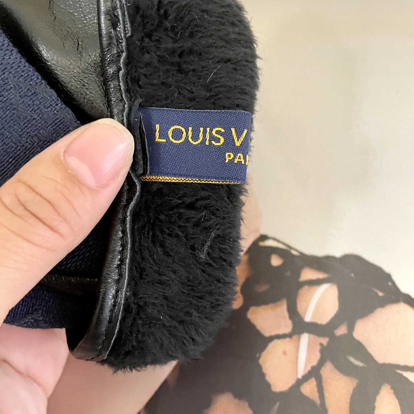 Louis Vuitton Gloves - DesignerGu