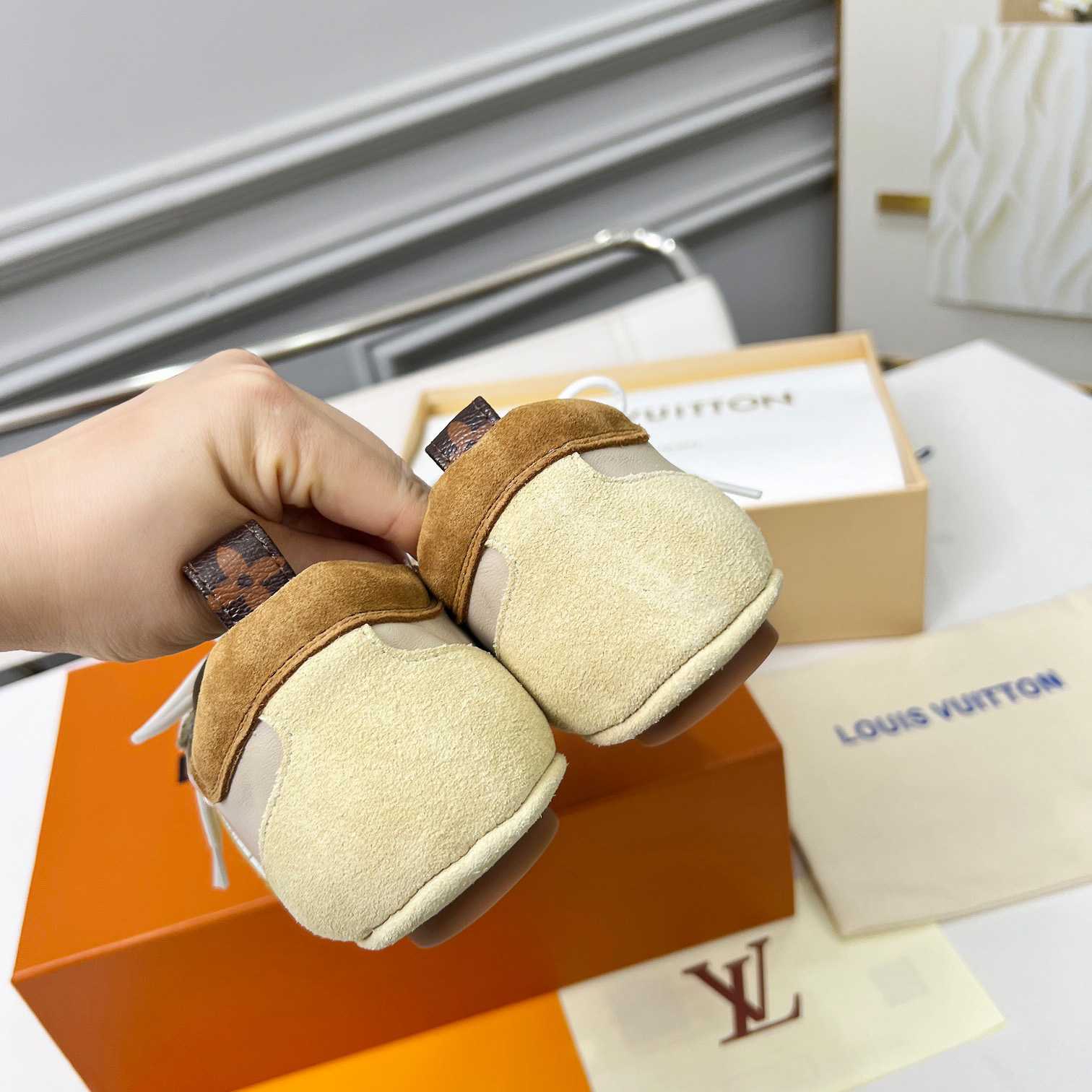 Louis Vuitton Sneakerina 1AHNEM - DesignerGu