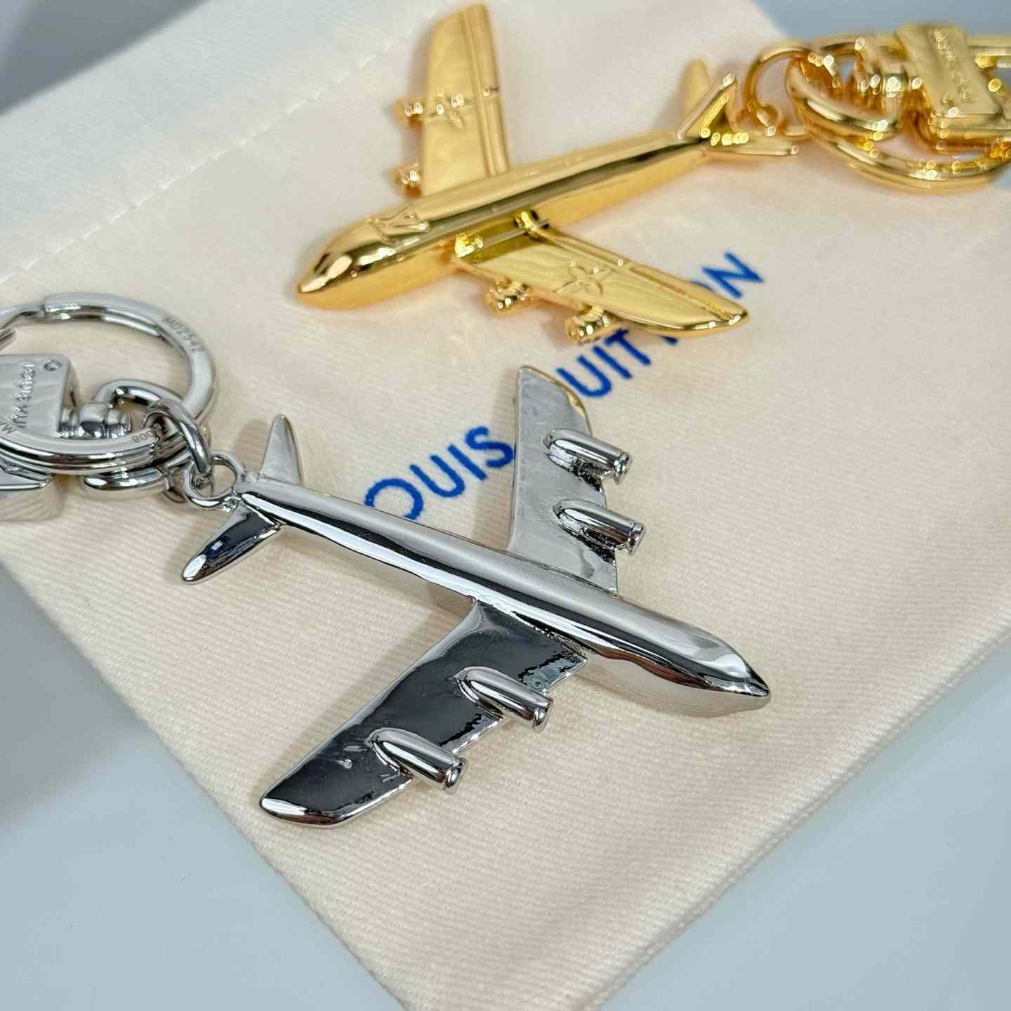 Louis Vuitton LV Plane Key Holder and Bag Charm S00 - DesignerGu
