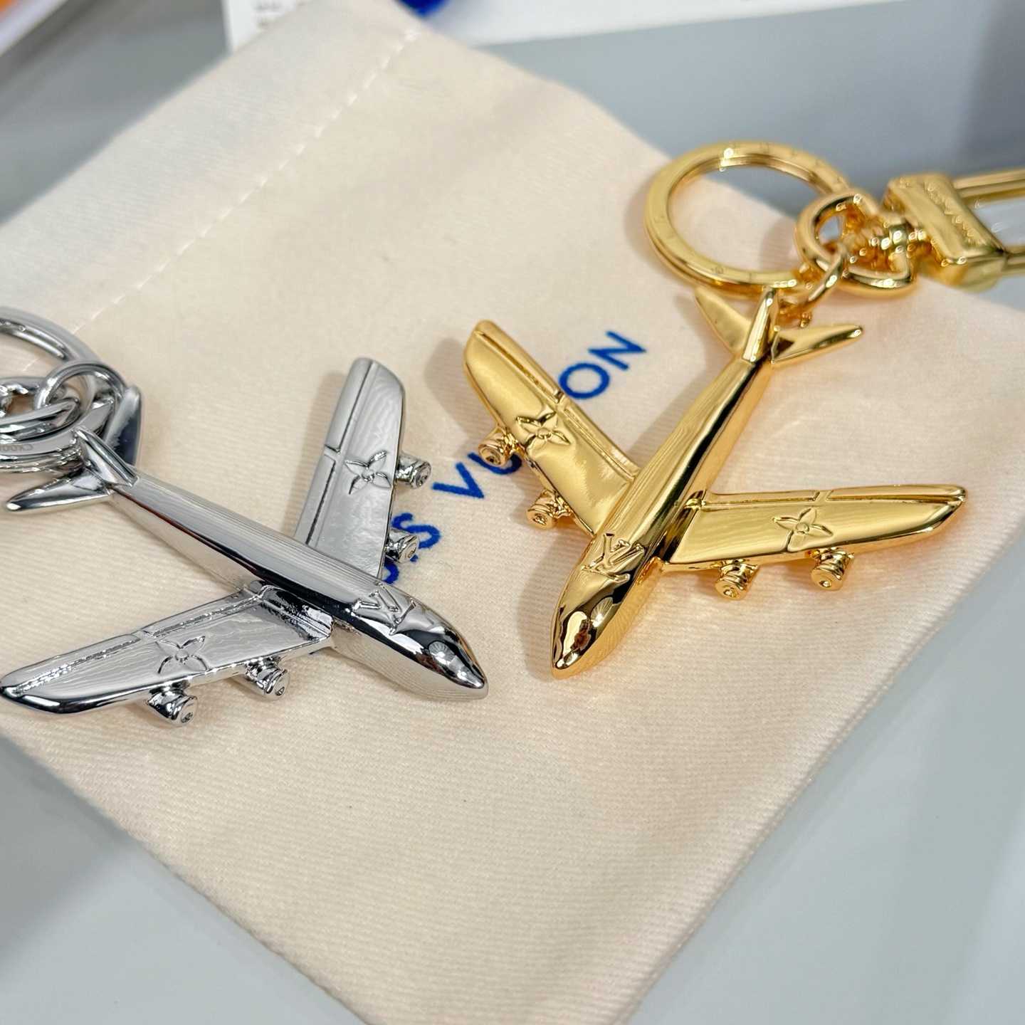 Louis Vuitton LV Plane Key Holder and Bag Charm S00 - DesignerGu