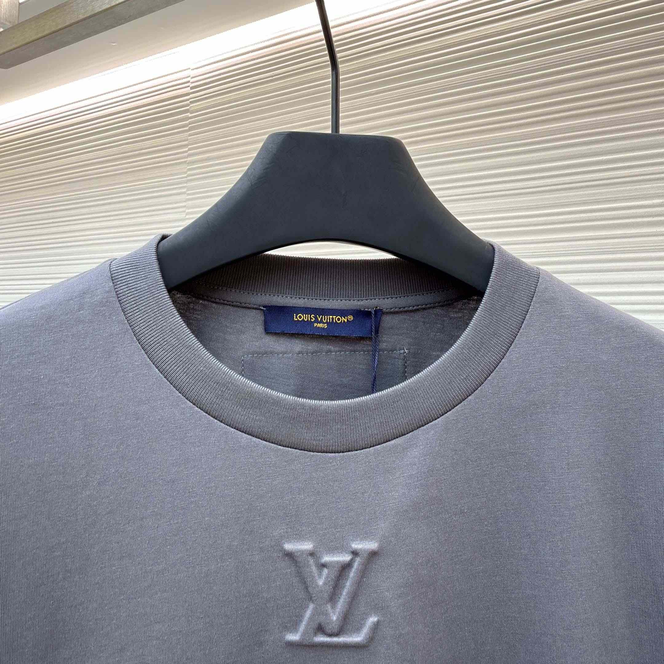 Louis Vuitton Embossed LV T-Shirt   1AGIJ2 - DesignerGu