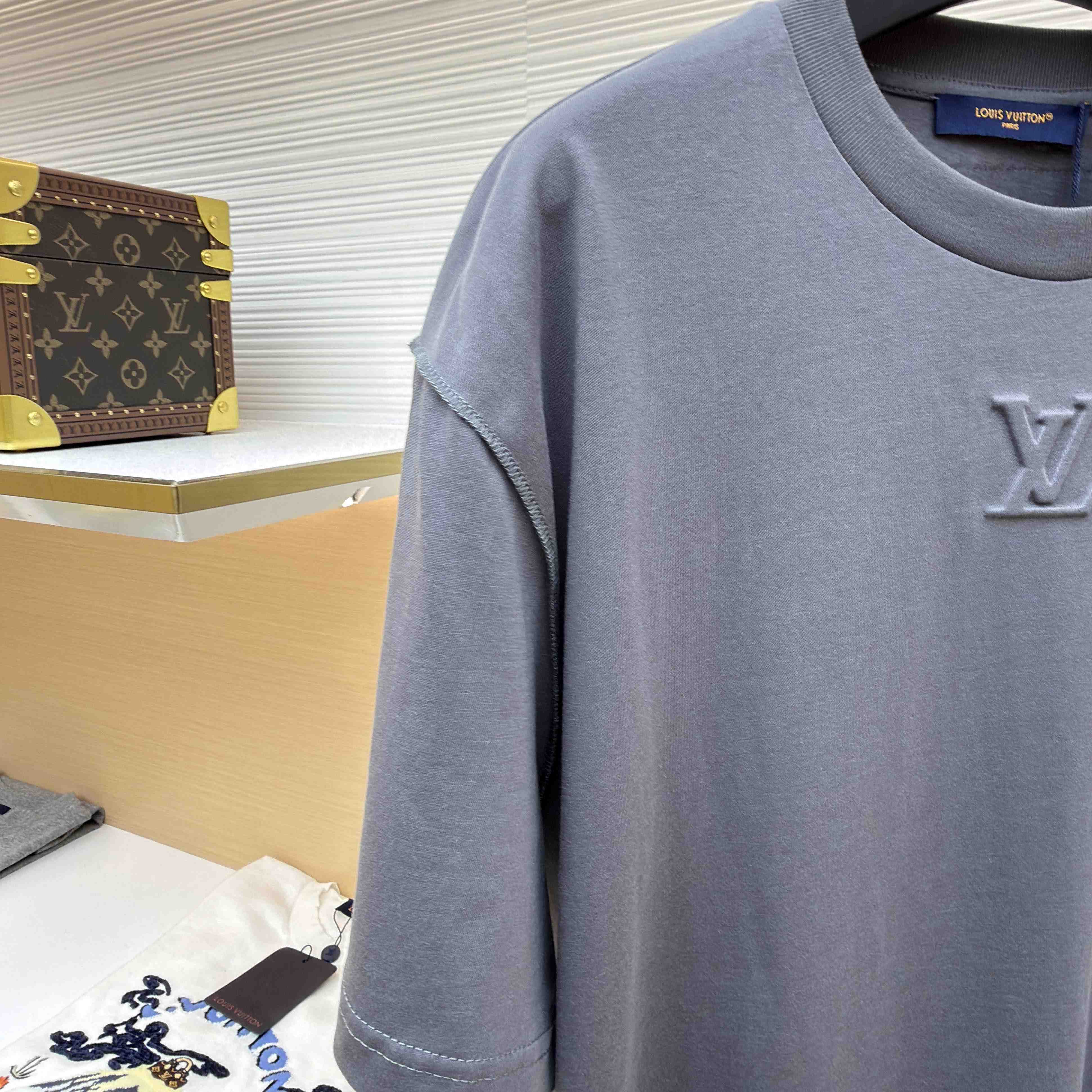 Louis Vuitton Embossed LV T-Shirt   1AGIJ2 - DesignerGu