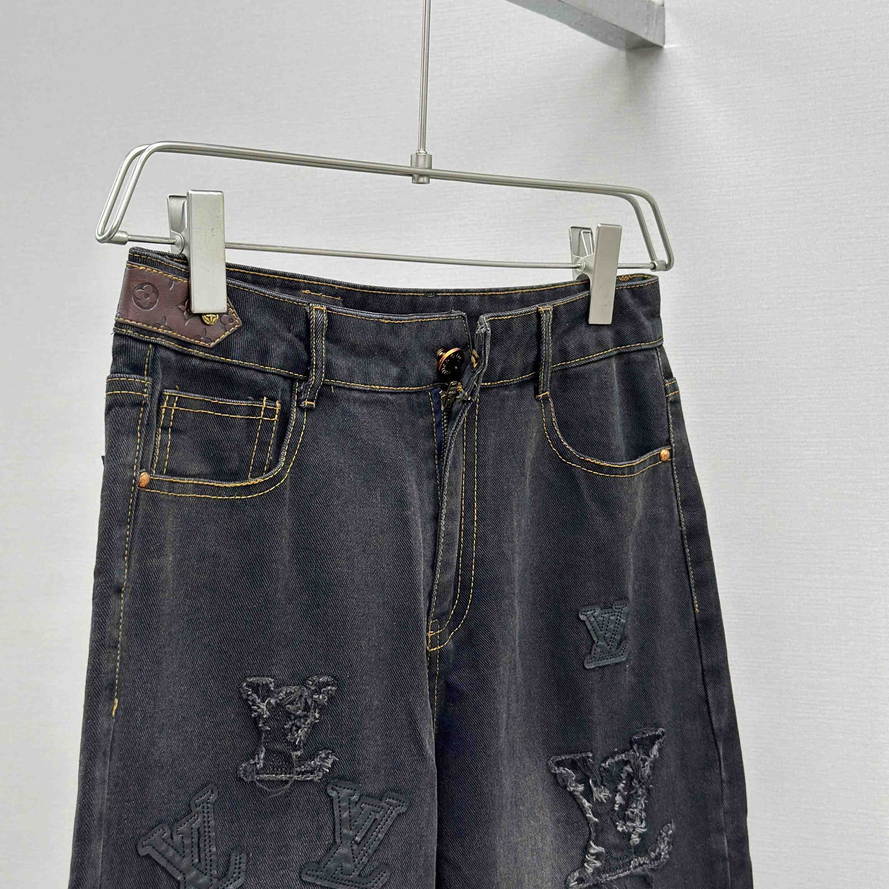 Louis Vuitton Jeans - DesignerGu