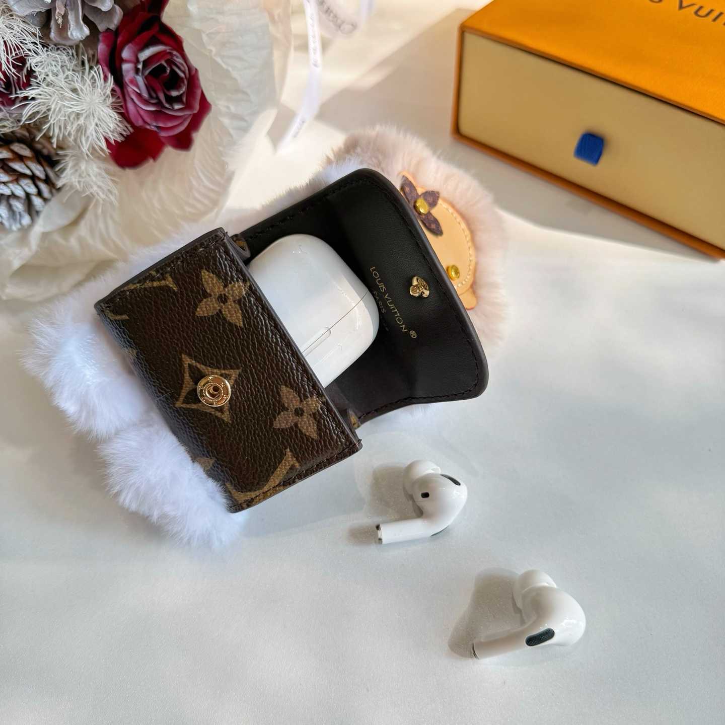 Louis Vuitton Vivienne Bag Charm S00 - DesignerGu