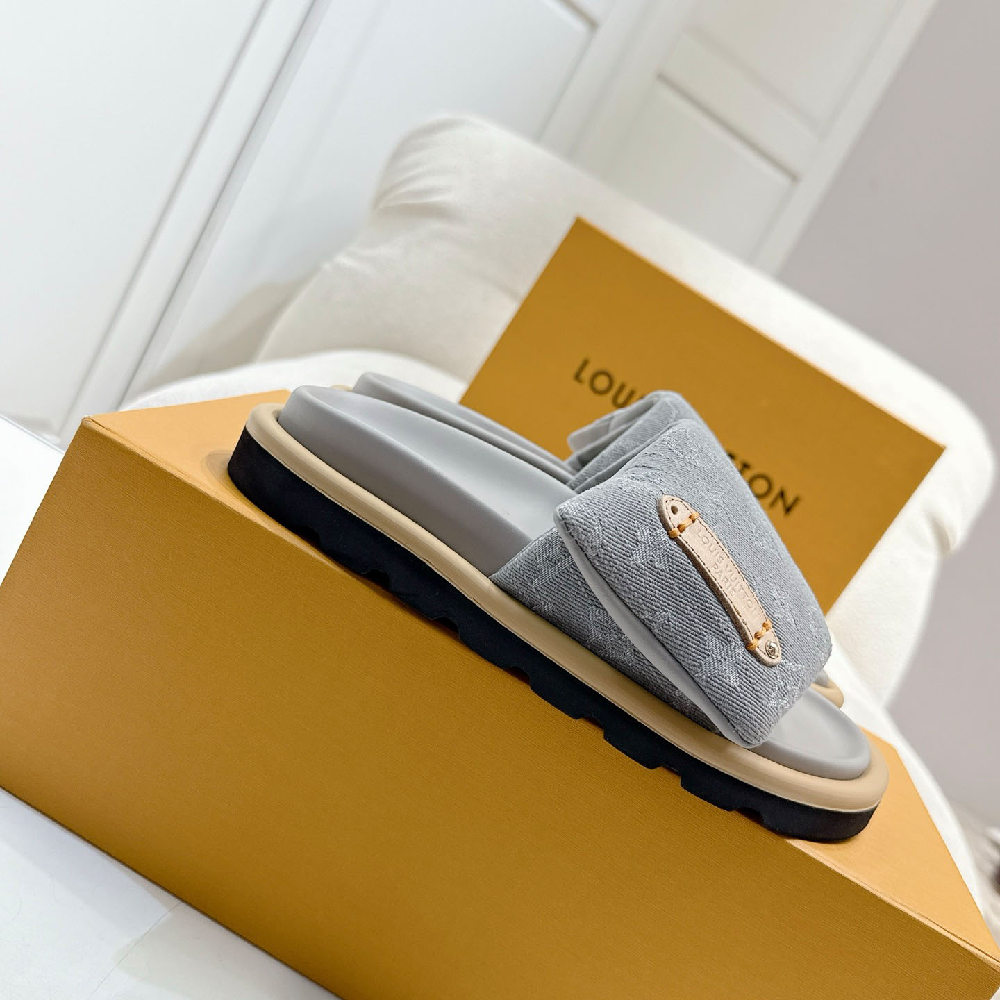 Louis Vuitton Pool Pillow Flat Comfort Mule 1AGUZY - DesignerGu