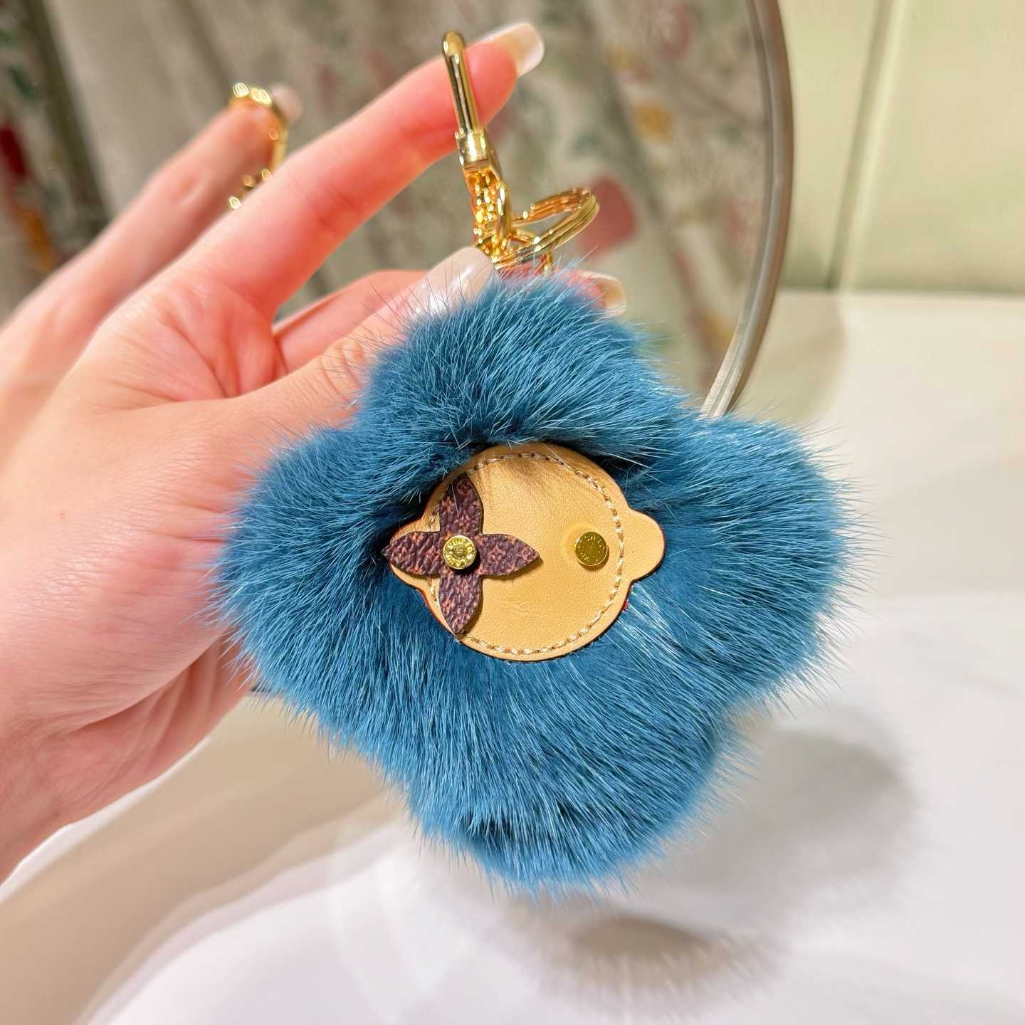 Louis Vuitton Vivienne Fur Key Holder   M03820 - DesignerGu