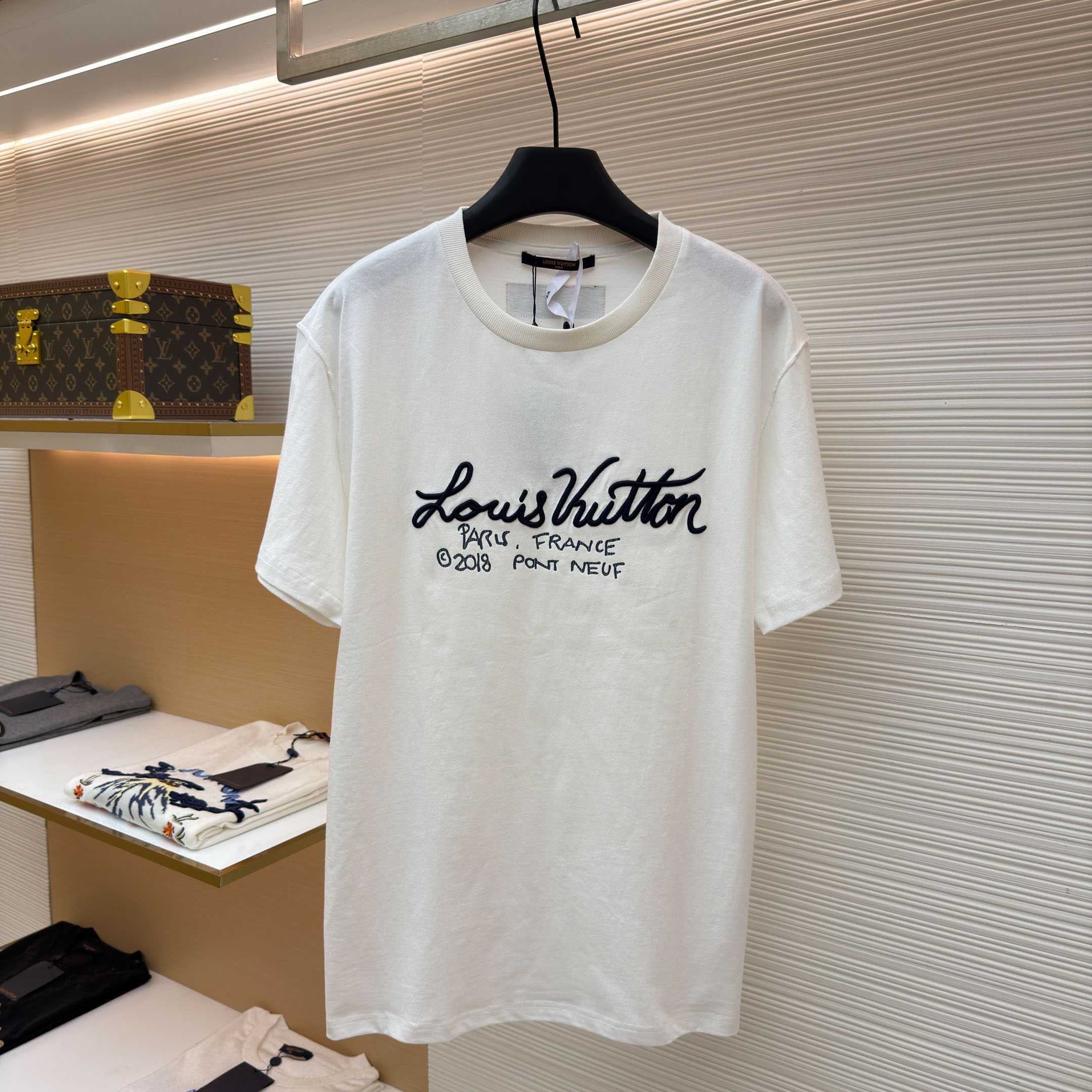  Louis Vuitton Embroidery T-Shirt - DesignerGu