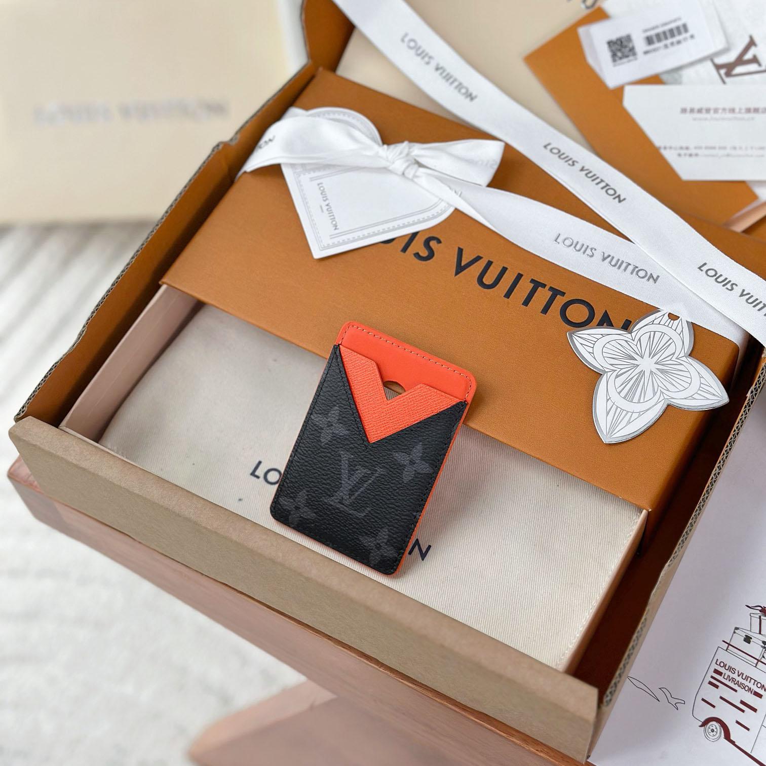 Louis Vuitton Magnetic Card Holder M26028 - DesignerGu