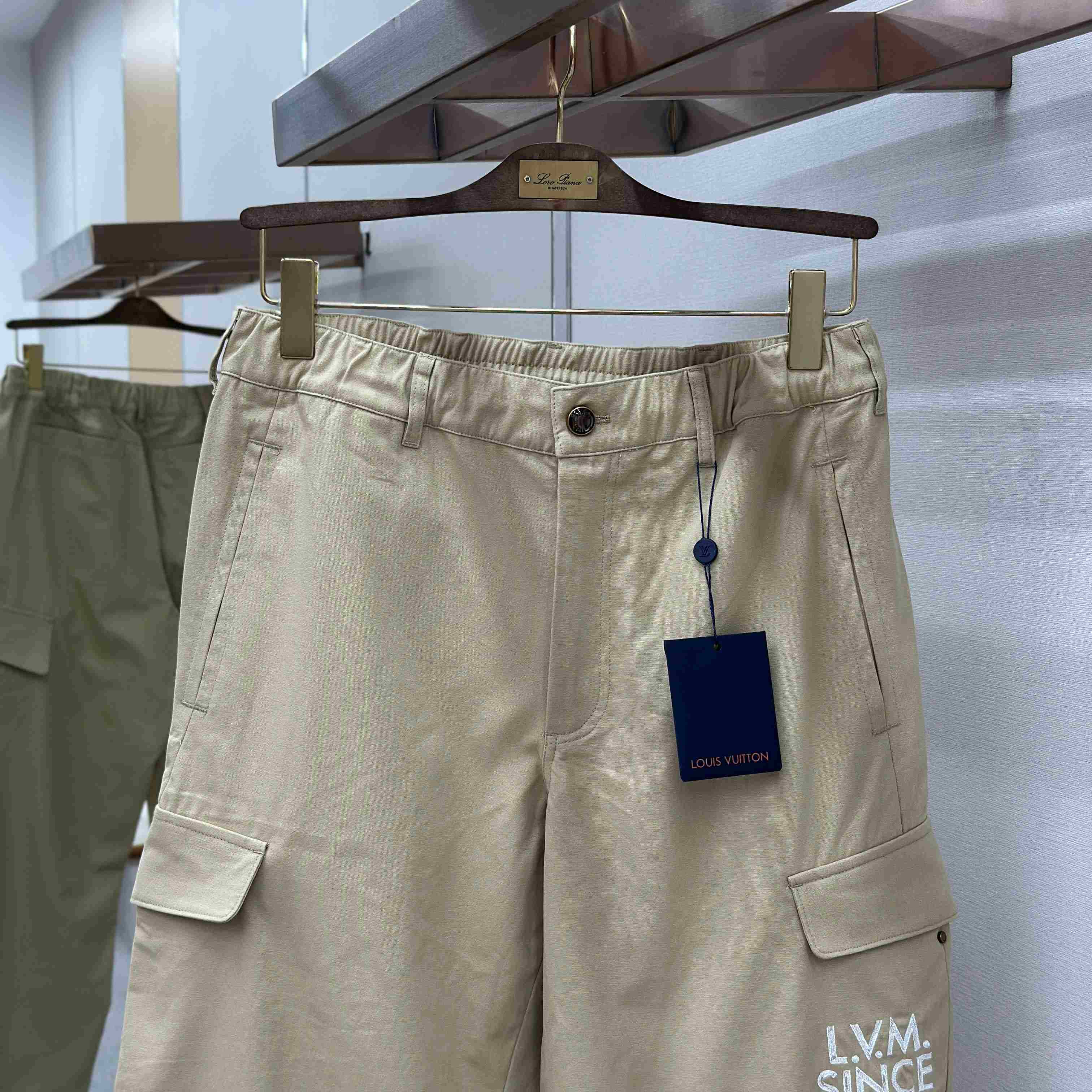 Louis Vuitton Embroidered Cotton Cargo Pants 1AJTZR - DesignerGu