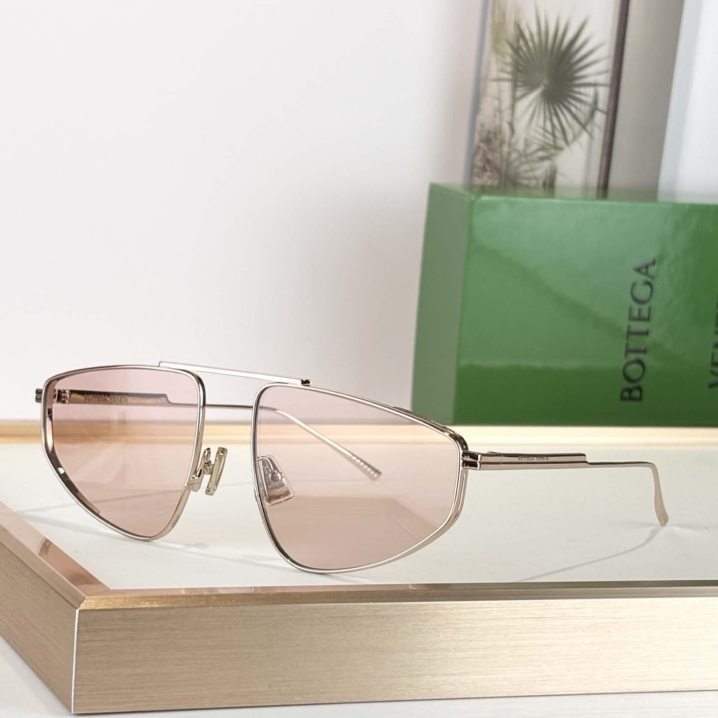 Bottega Veneta Classic Aviator Sunglasses   BV1466S - DesignerGu