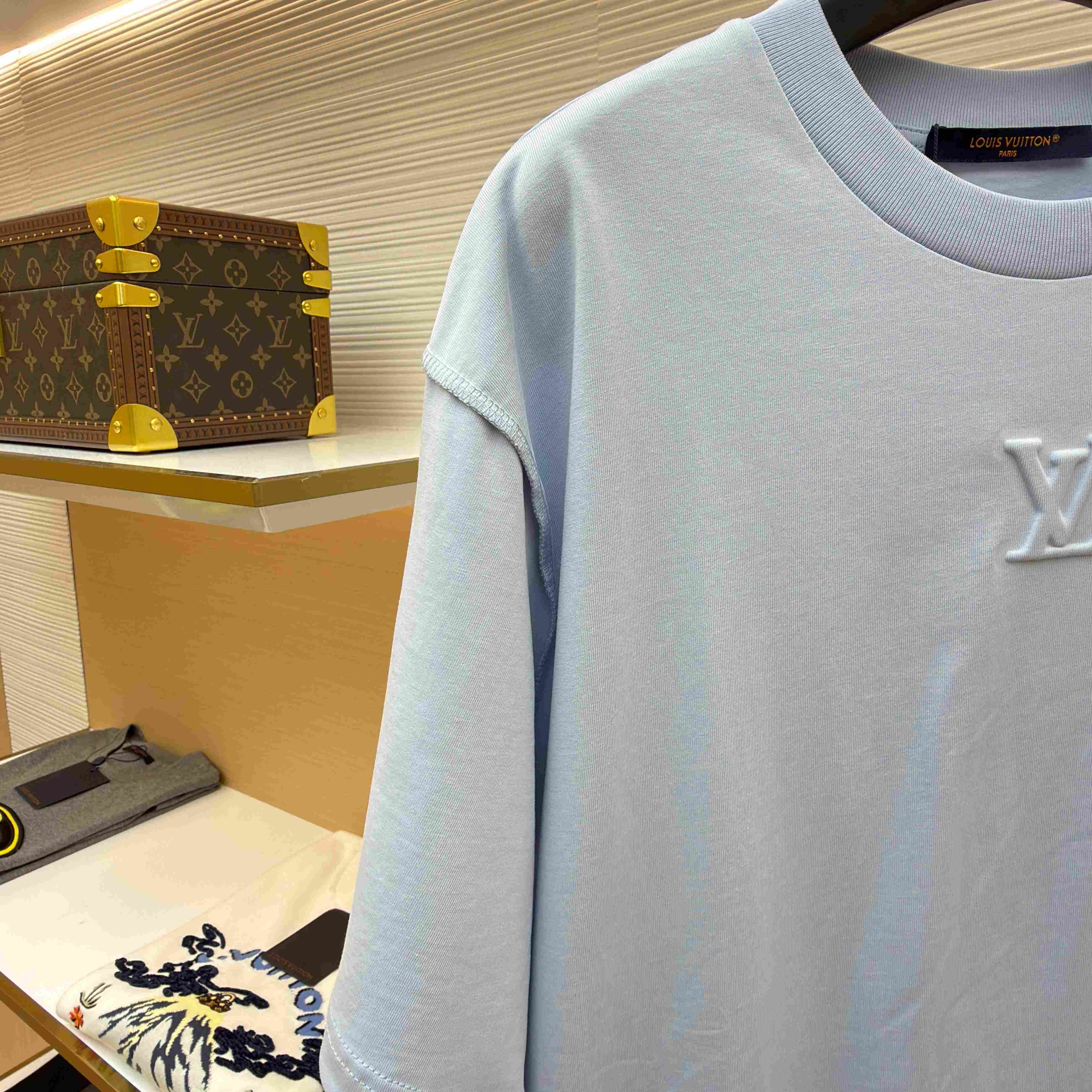 Louis Vuitton Embossed LV T-Shirt   1AJAYF - DesignerGu