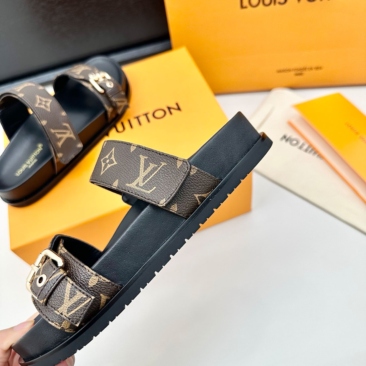 Louis Vuitton Bom Dia Flat Comfort Mule 1AAW8N - DesignerGu