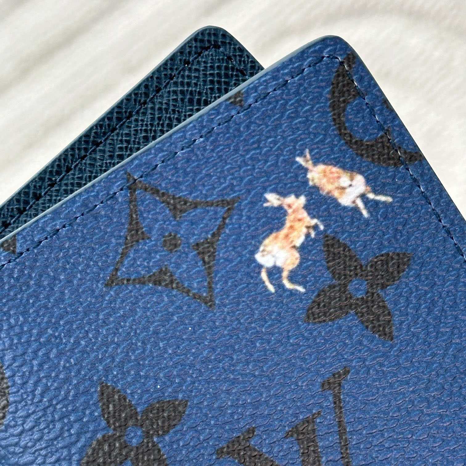 Louis Vuitton Passport Cover  M27052 - DesignerGu