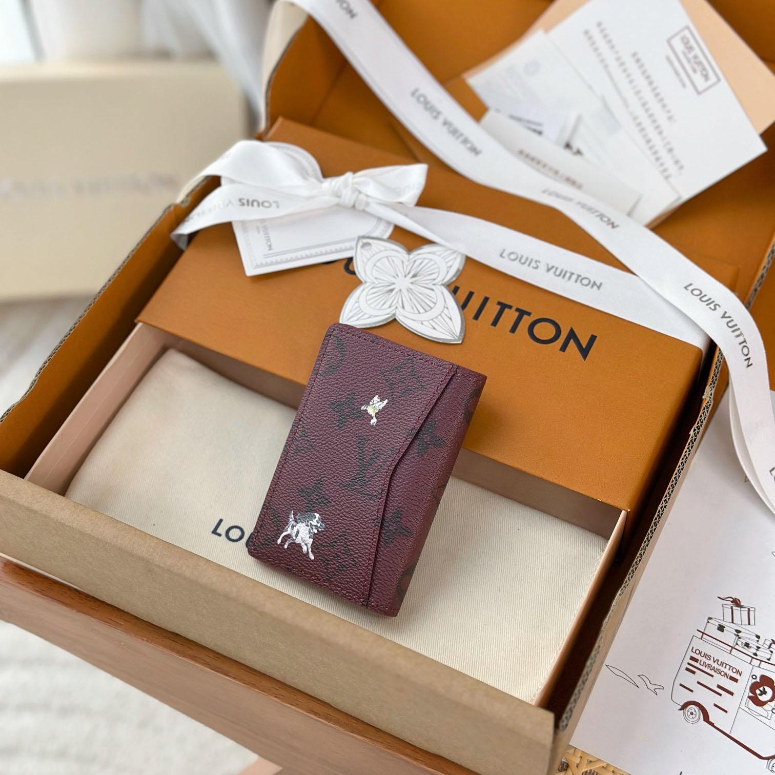 Louis Vuitton Passport Cover  M27021 - DesignerGu