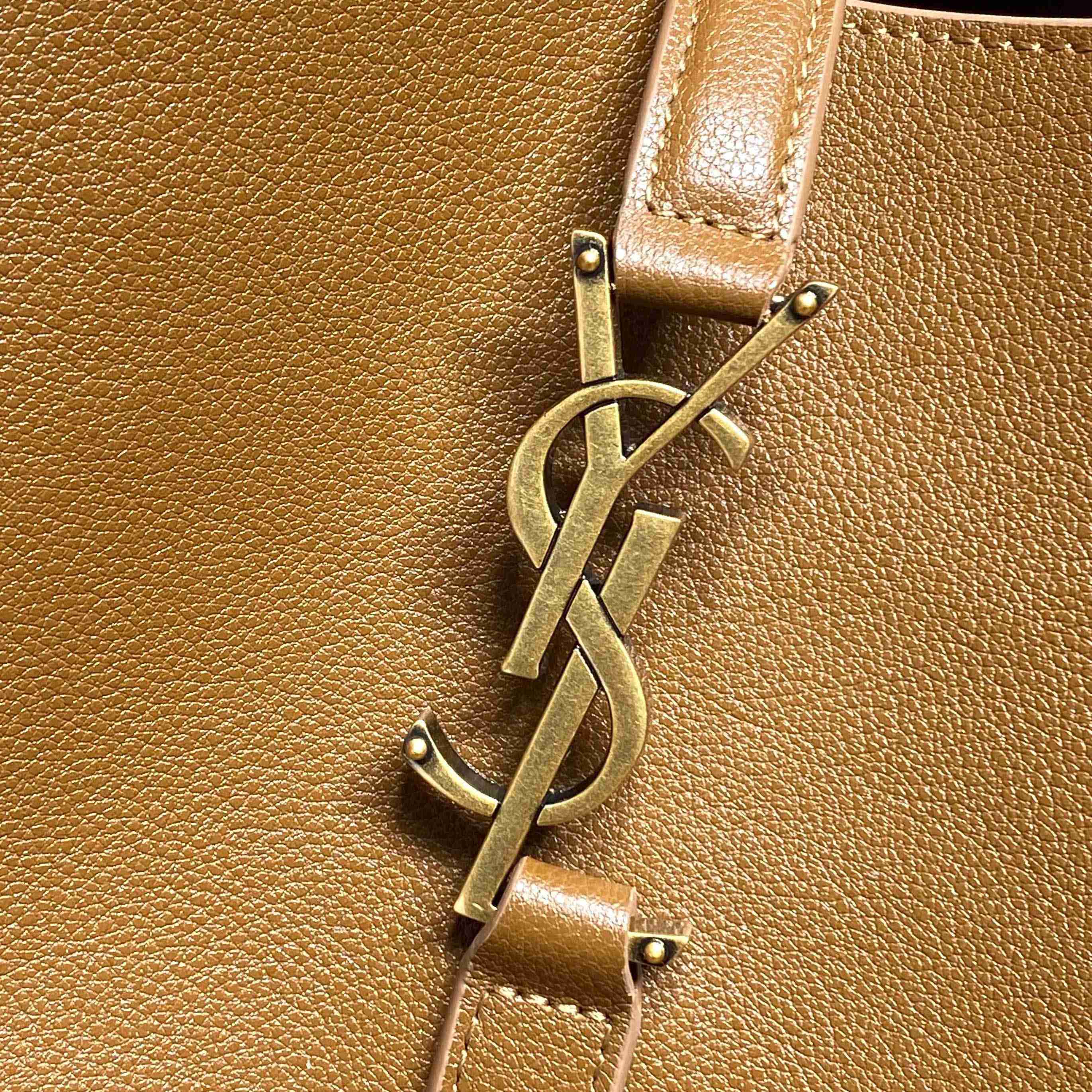 Saint Laurent LE 5 À 7 Supple LARGE In Grained Leather - DesignerGu