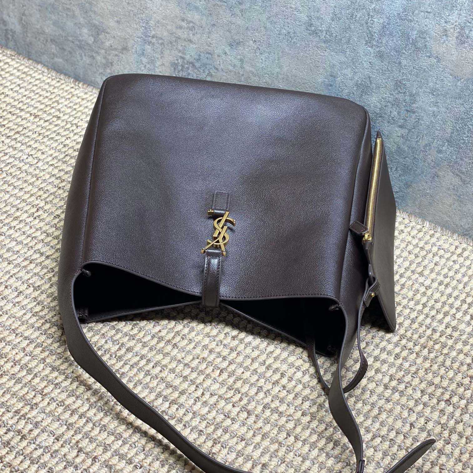 Saint Laurent LE 5 À 7 Supple LARGE In Grained Leather - DesignerGu