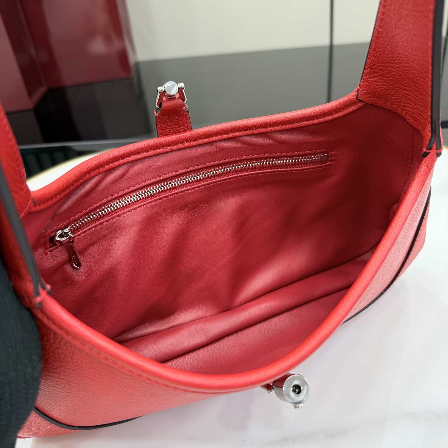 Gucci Jackie Slim Medium Shoulder Bag  - DesignerGu