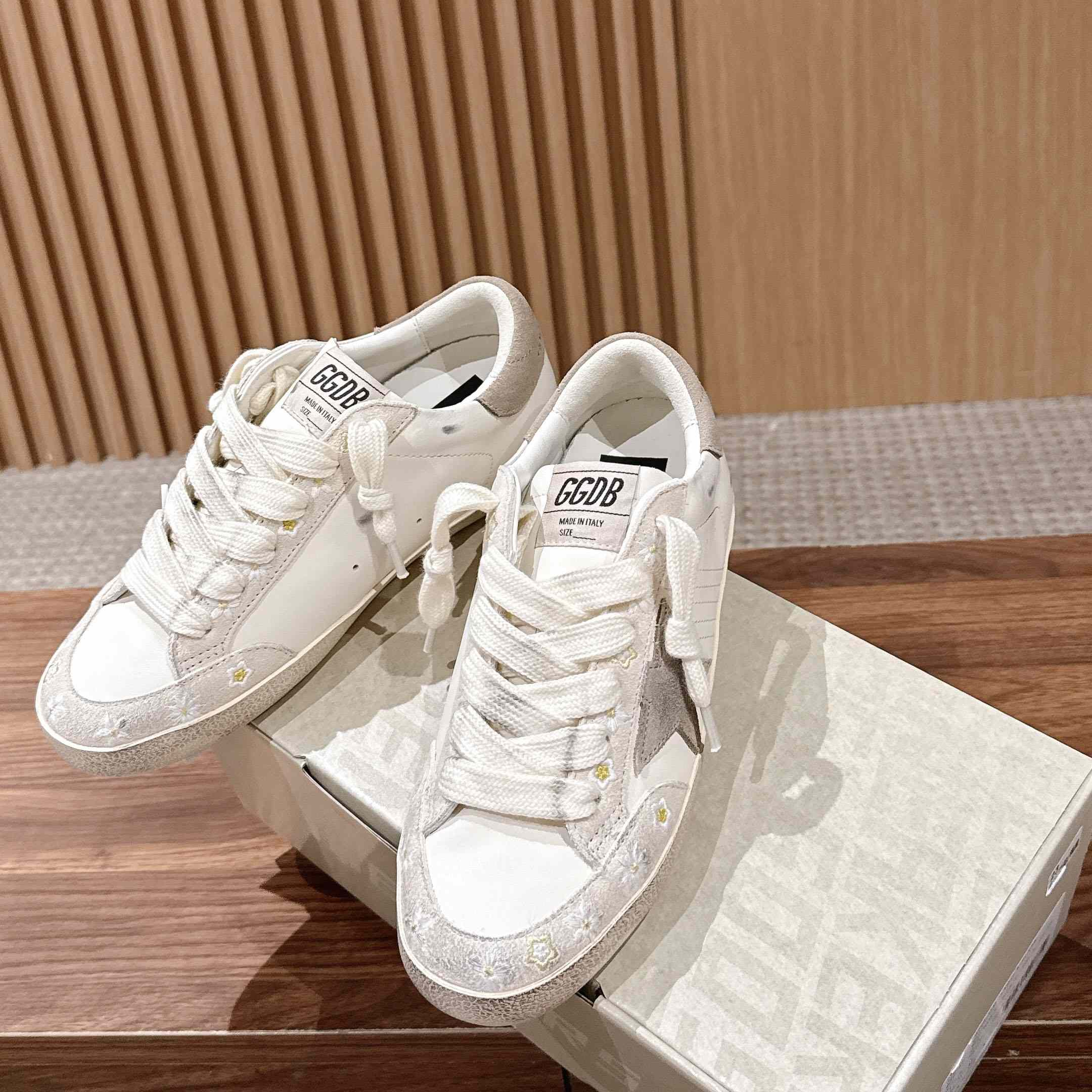 Golden Goose Super-Star Sneakers - DesignerGu