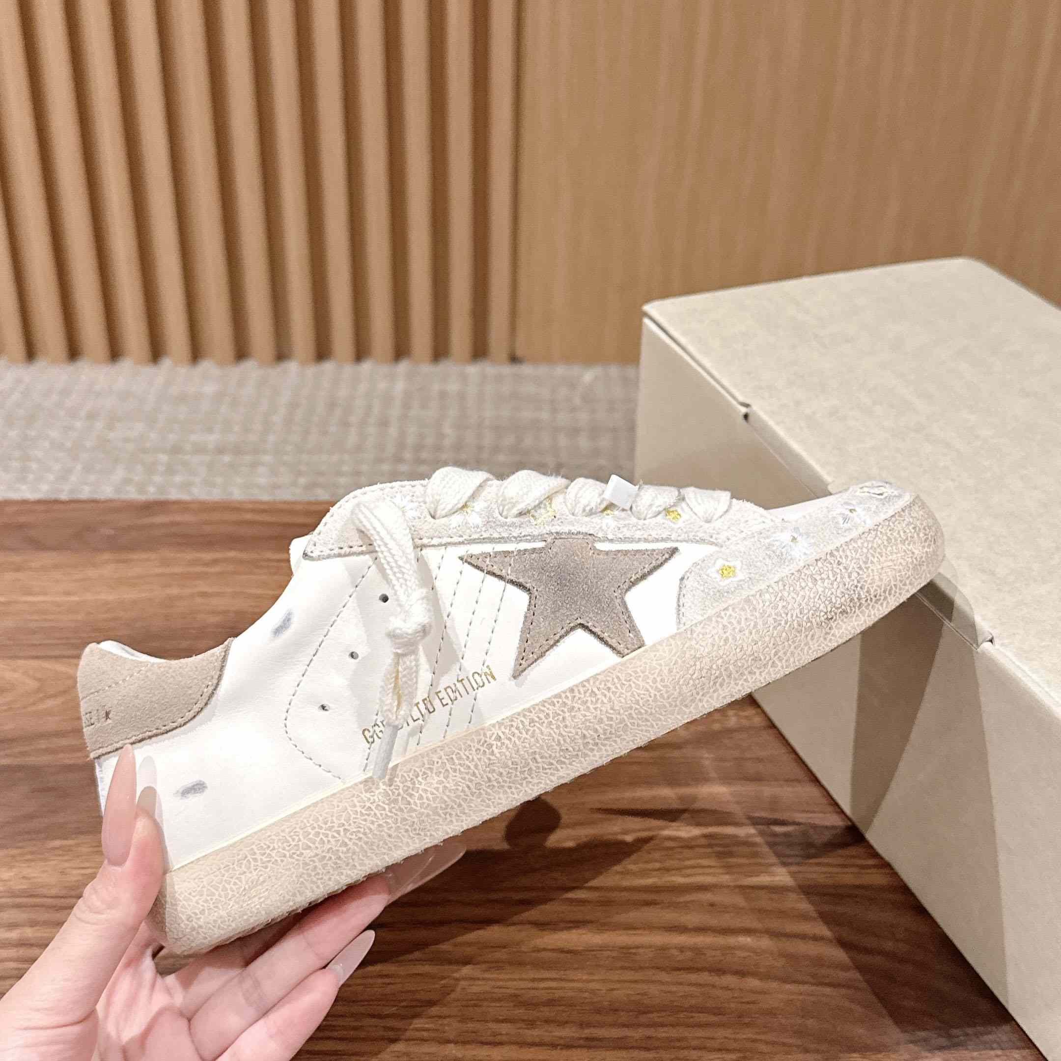 Golden Goose Super-Star Sneakers - DesignerGu