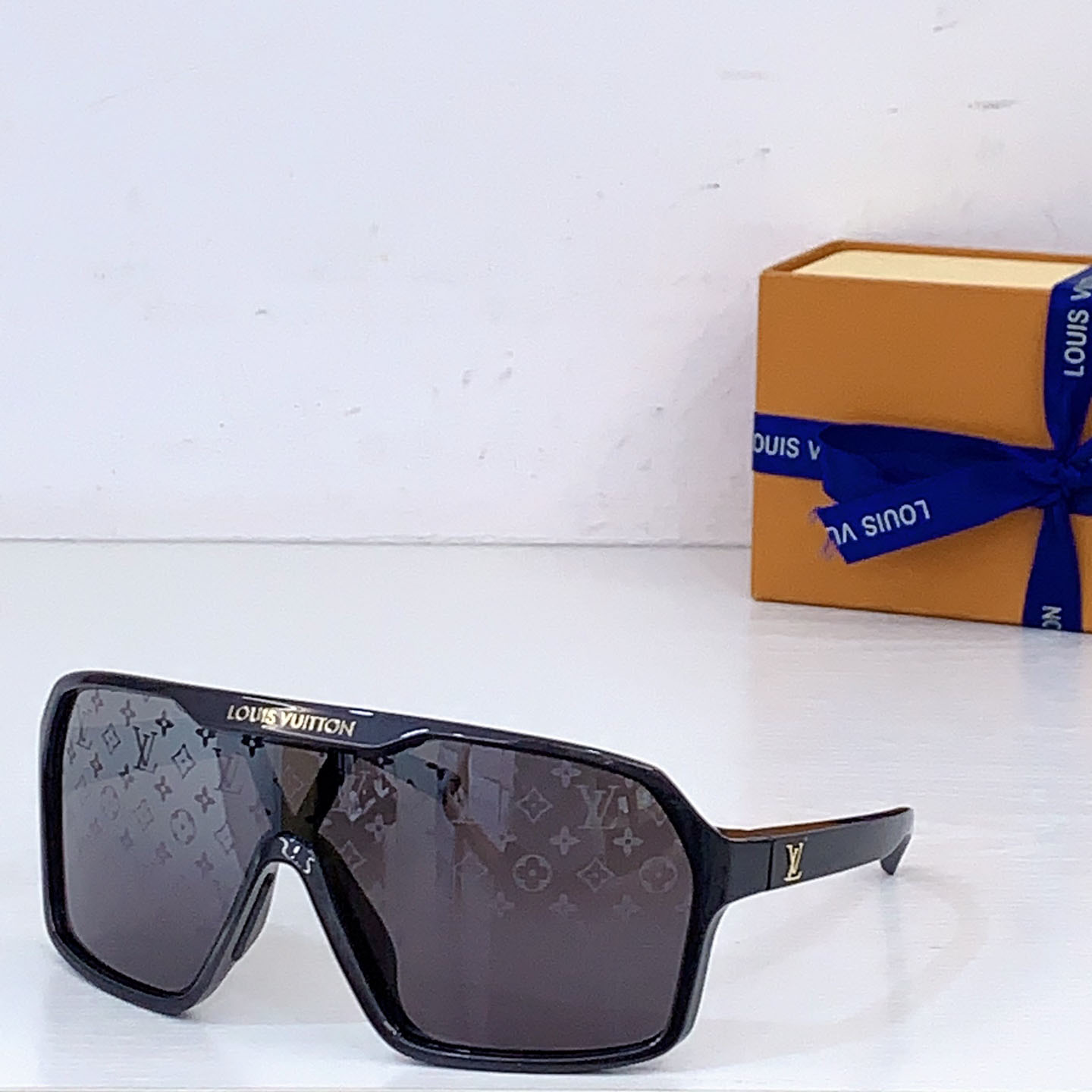 Louis Vuitton Z3102U   Sunglasses   - DesignerGu