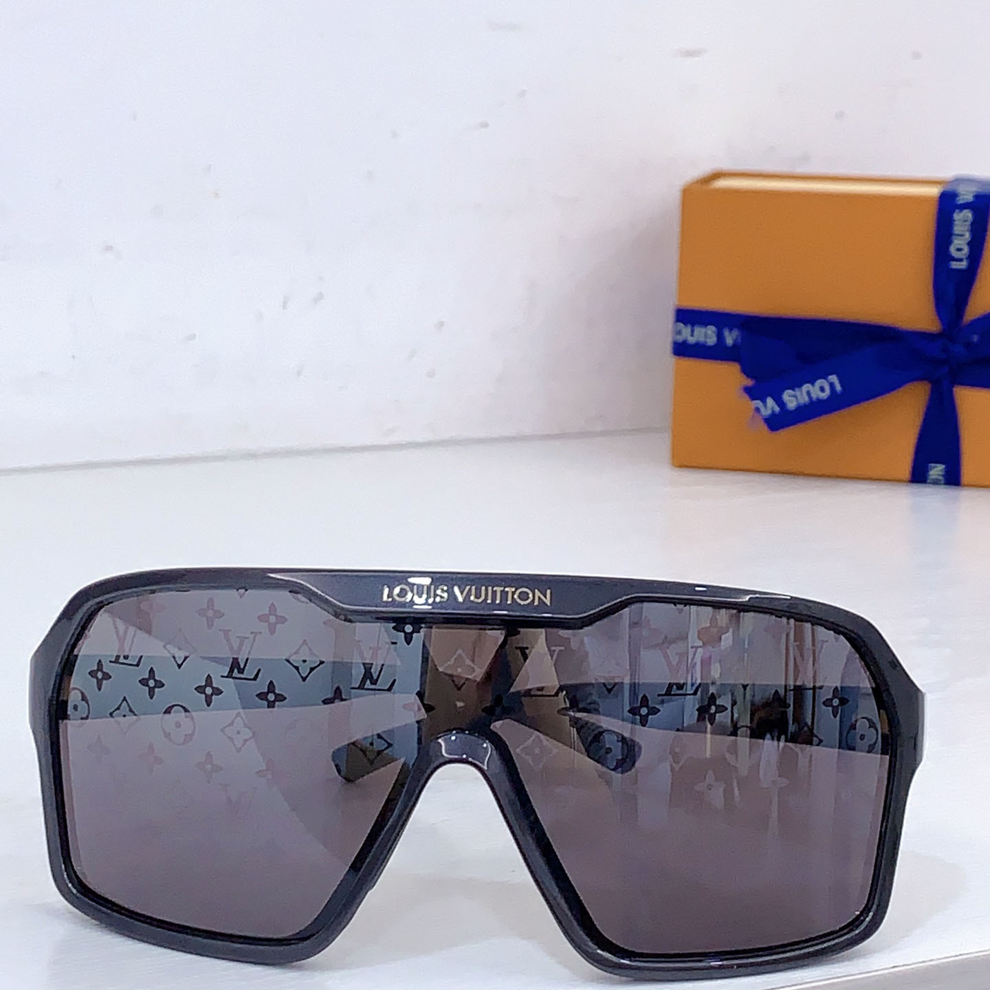 Louis Vuitton Z3102U   Sunglasses   - DesignerGu