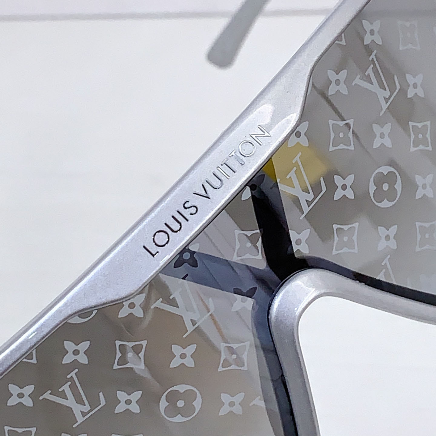 Louis Vuitton Z3102U   Sunglasses   - DesignerGu