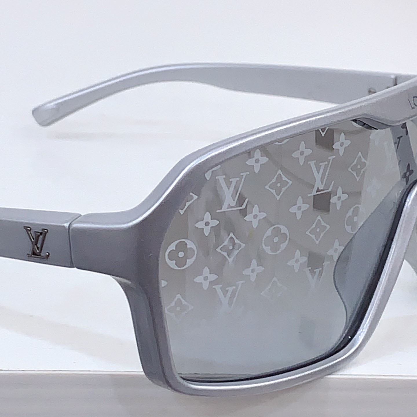 Louis Vuitton Z3102U   Sunglasses   - DesignerGu
