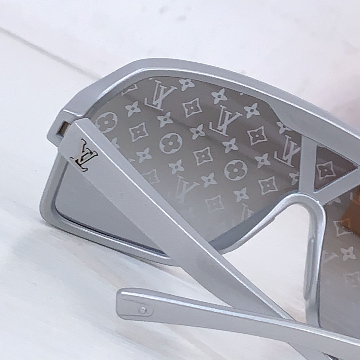 Louis Vuitton Z3102U   Sunglasses   - DesignerGu