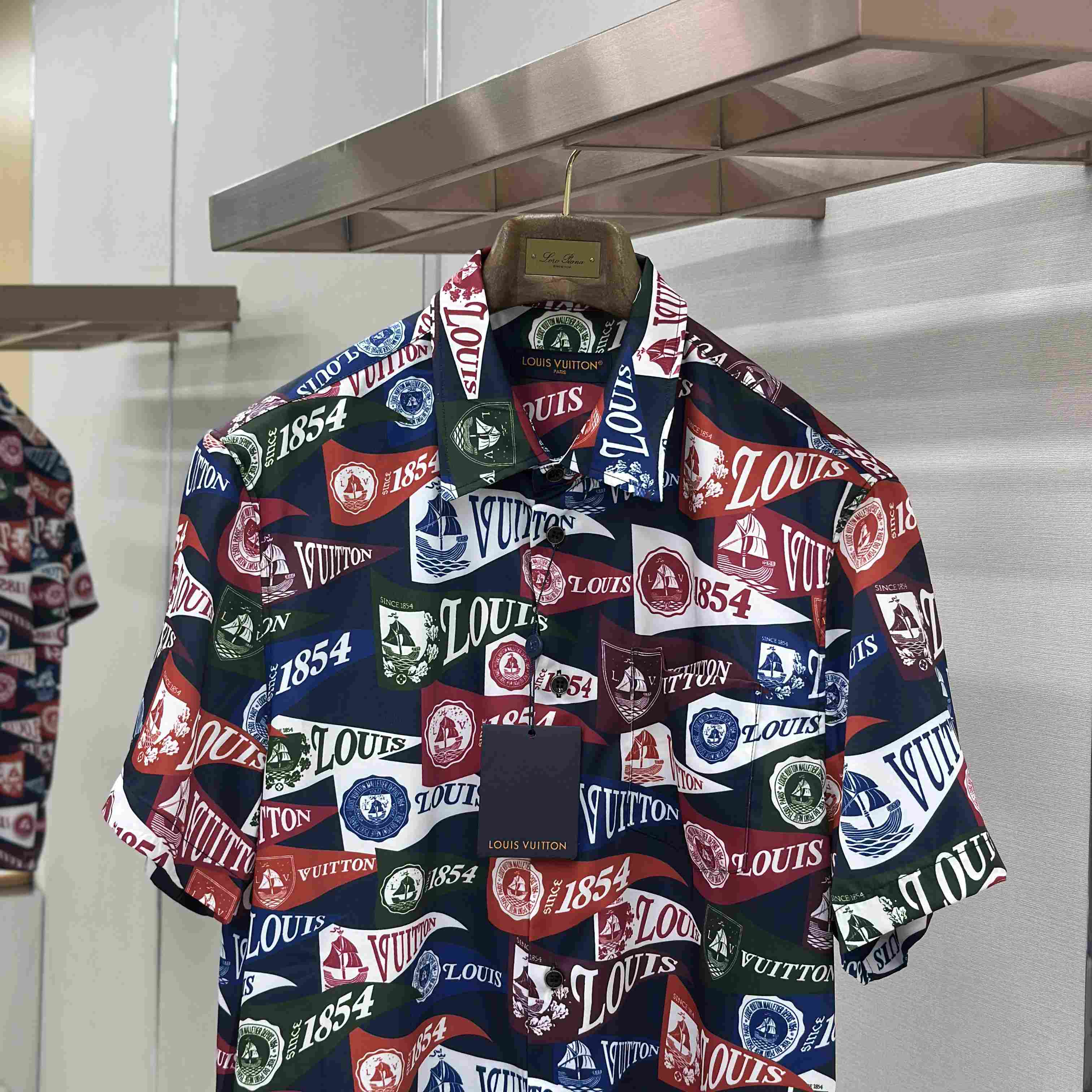 Louis Vuitton Printed Short-Sleeved Silk-Blend Shirt 1AIKBE - DesignerGu