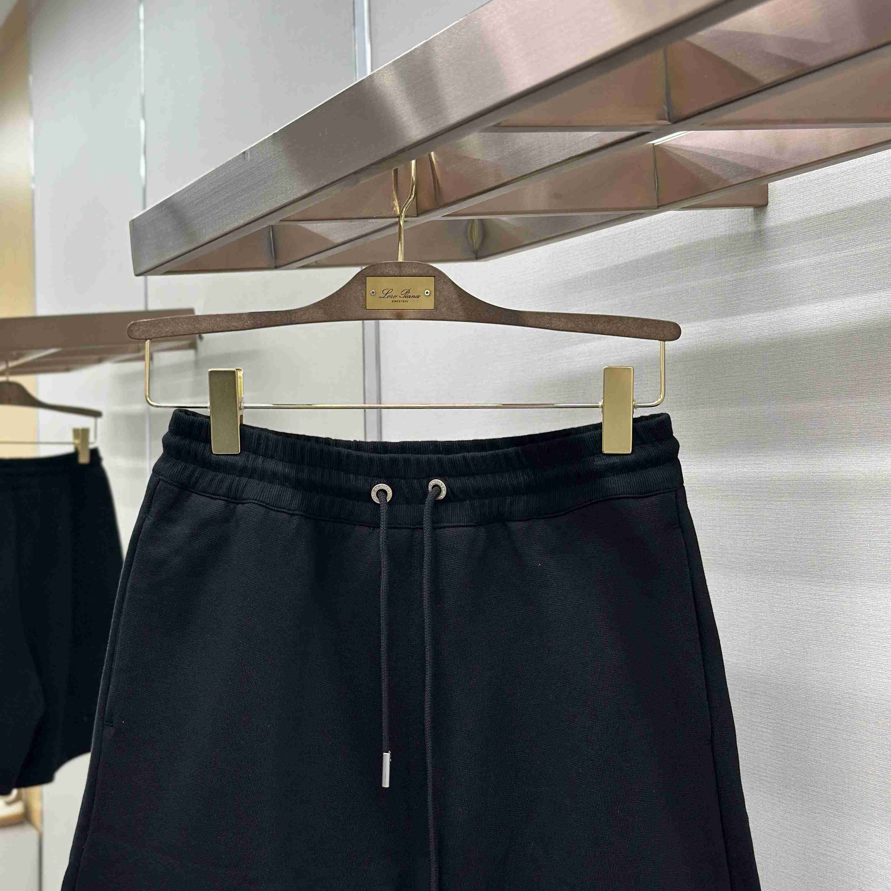 AMI Paris  Cotton Ami De Coeur Short - DesignerGu