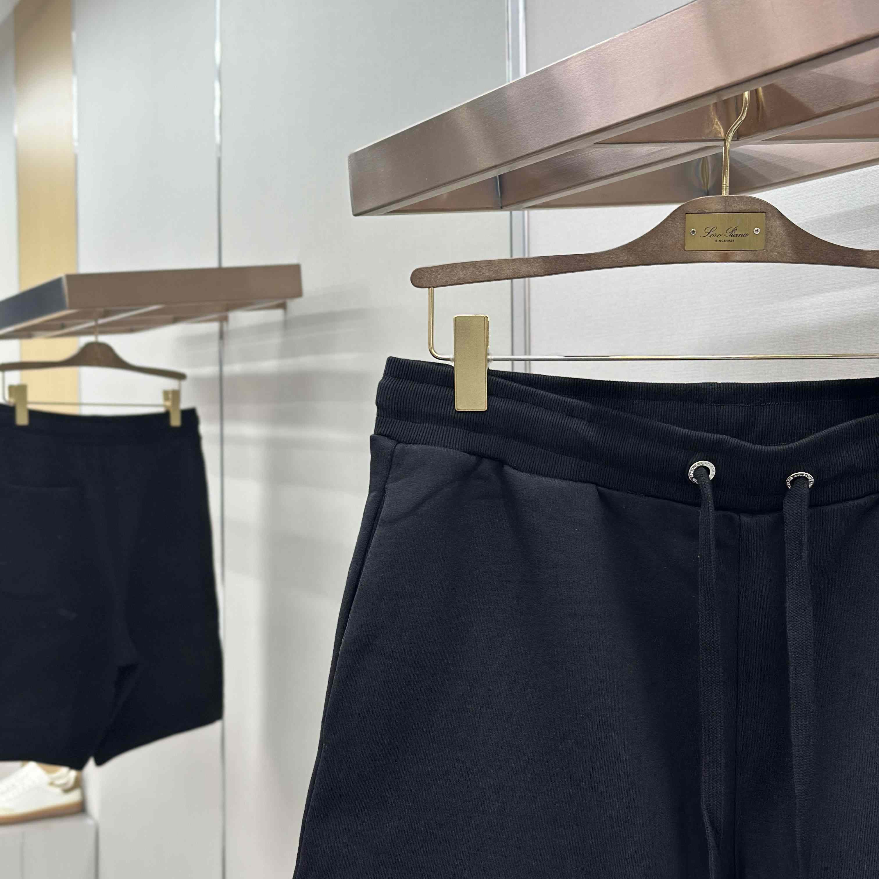 AMI Paris  Ami de Coeur Embroidered Shorts - DesignerGu