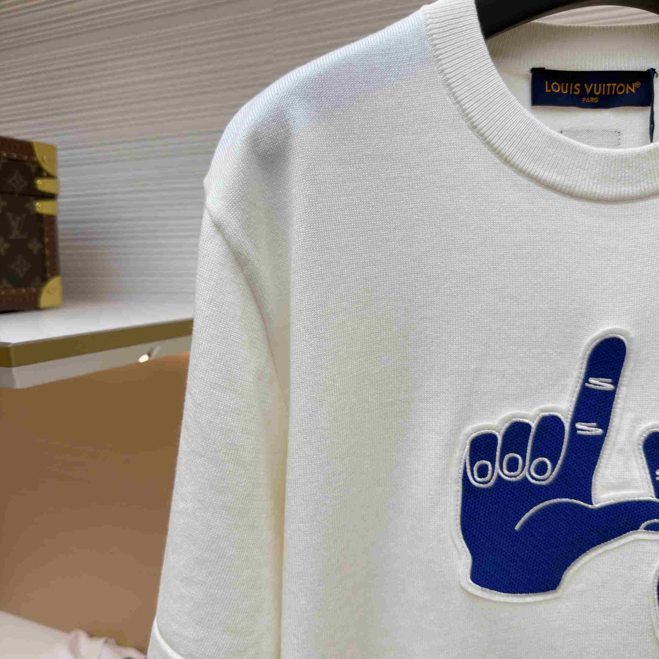 Louis Vuitton Short-Sleeved Signature Patch Crewneck 1AK6ZI - DesignerGu