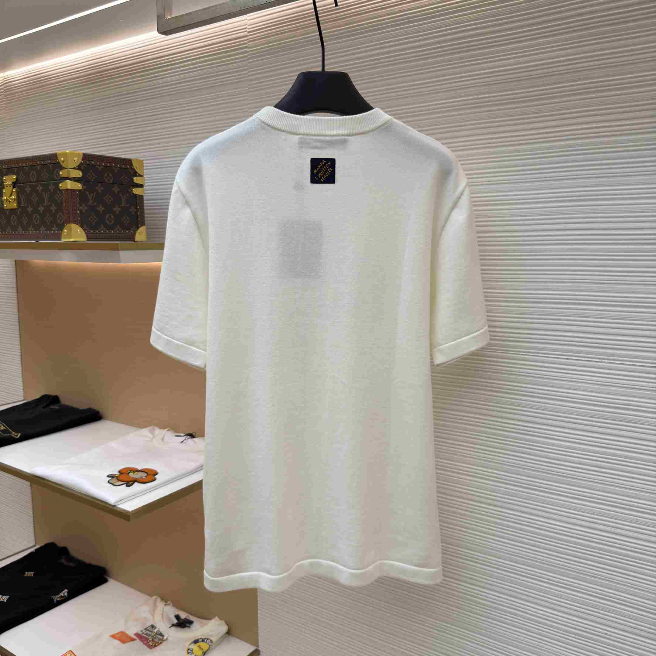 Louis Vuitton Short-Sleeved Signature Patch Crewneck 1AK6ZI - DesignerGu