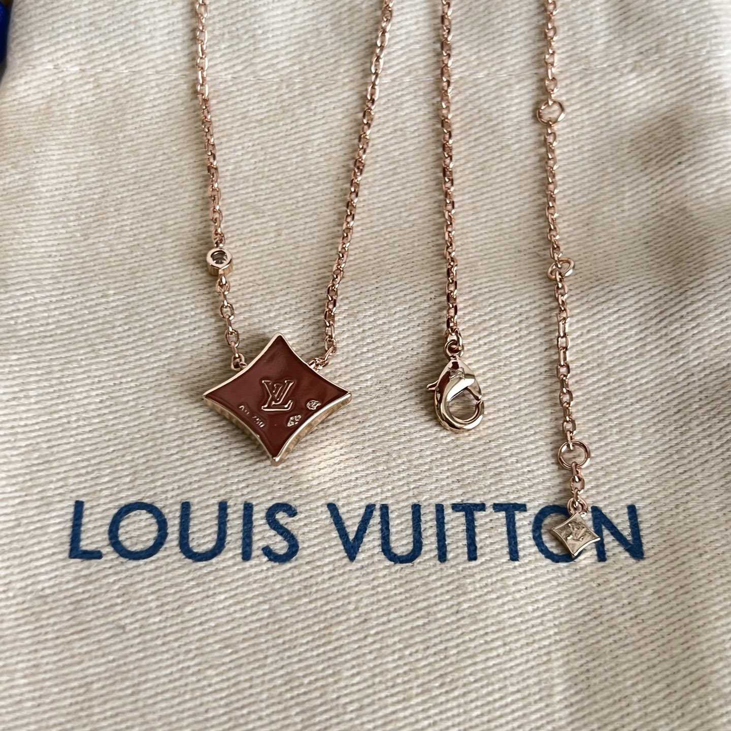 Louis Vuitton Color Blossom M Star Pendant, Pink Gold, White Mother-of-Pearl and Diamonds Q04155 - DesignerGu