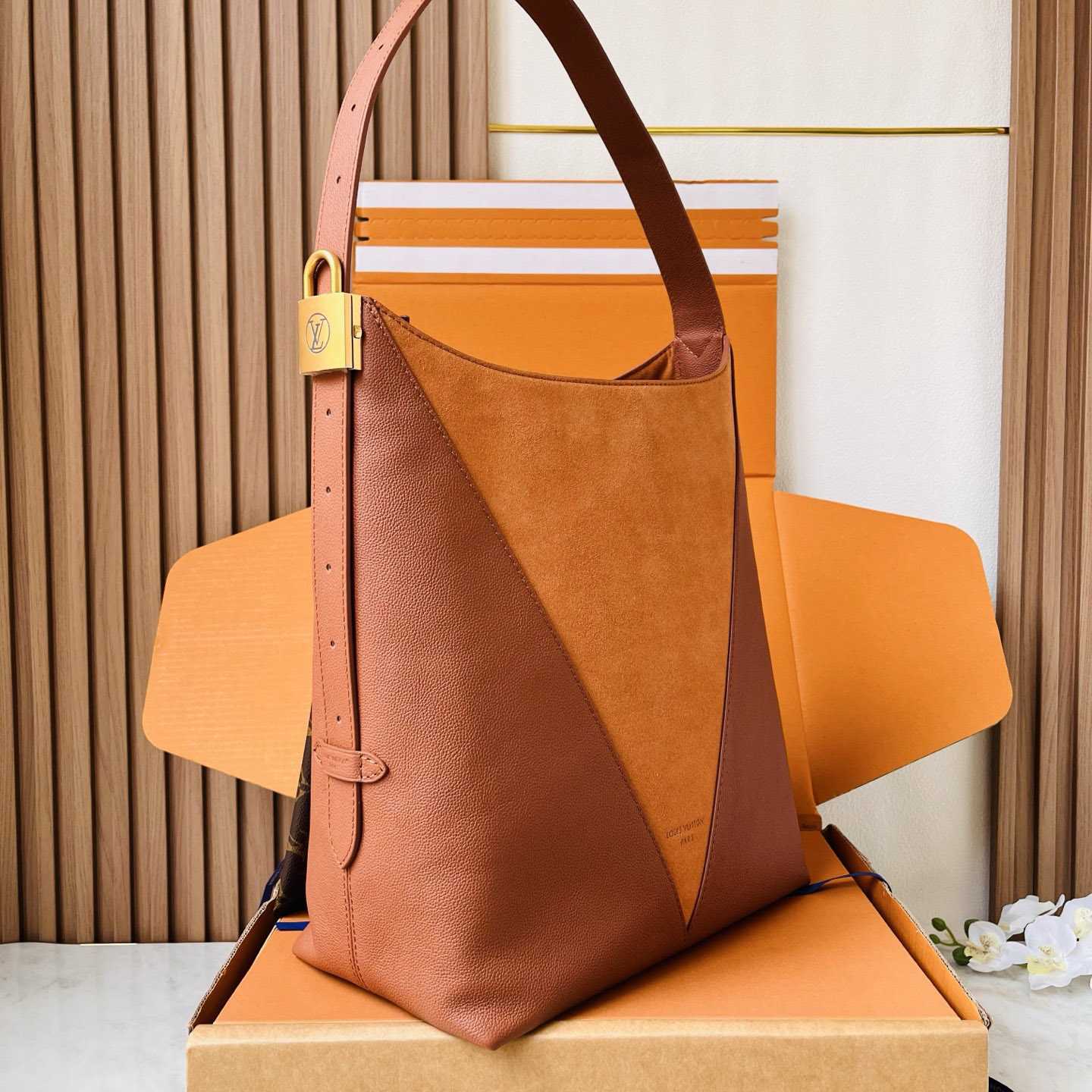 Louis Vuitton Low Key Hobo MM M29156 - DesignerGu