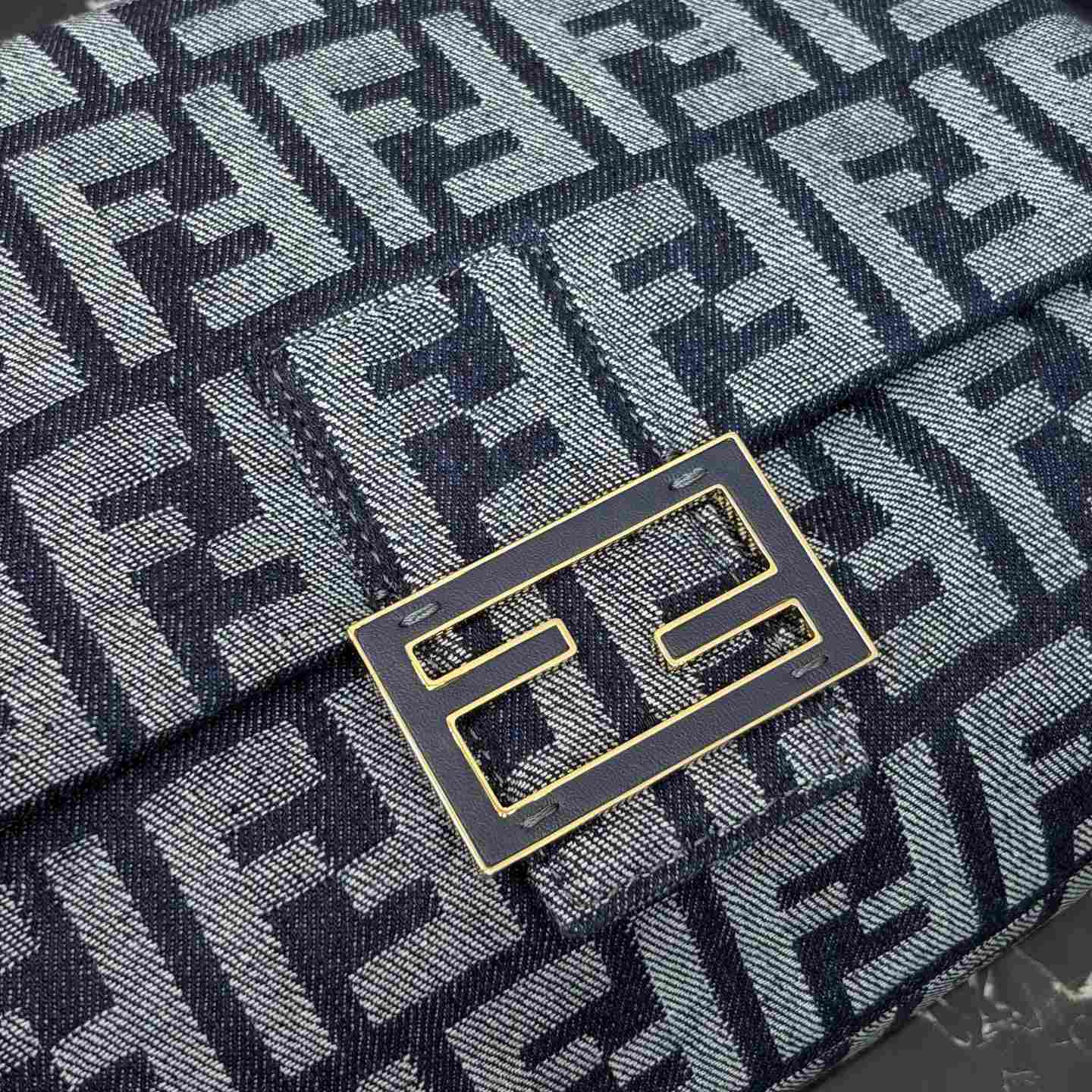 Fendi Baguette® Soft Medium - DesignerGu