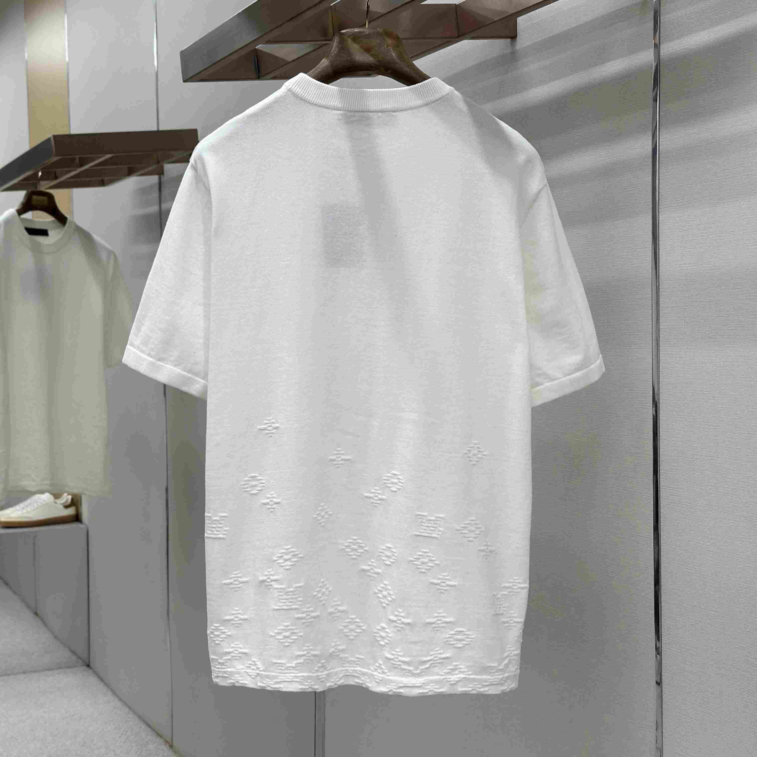 Louis Vuitton Gradient Signature Jacquard Short-Sleeved Crewneck 1AKLX8 - DesignerGu
