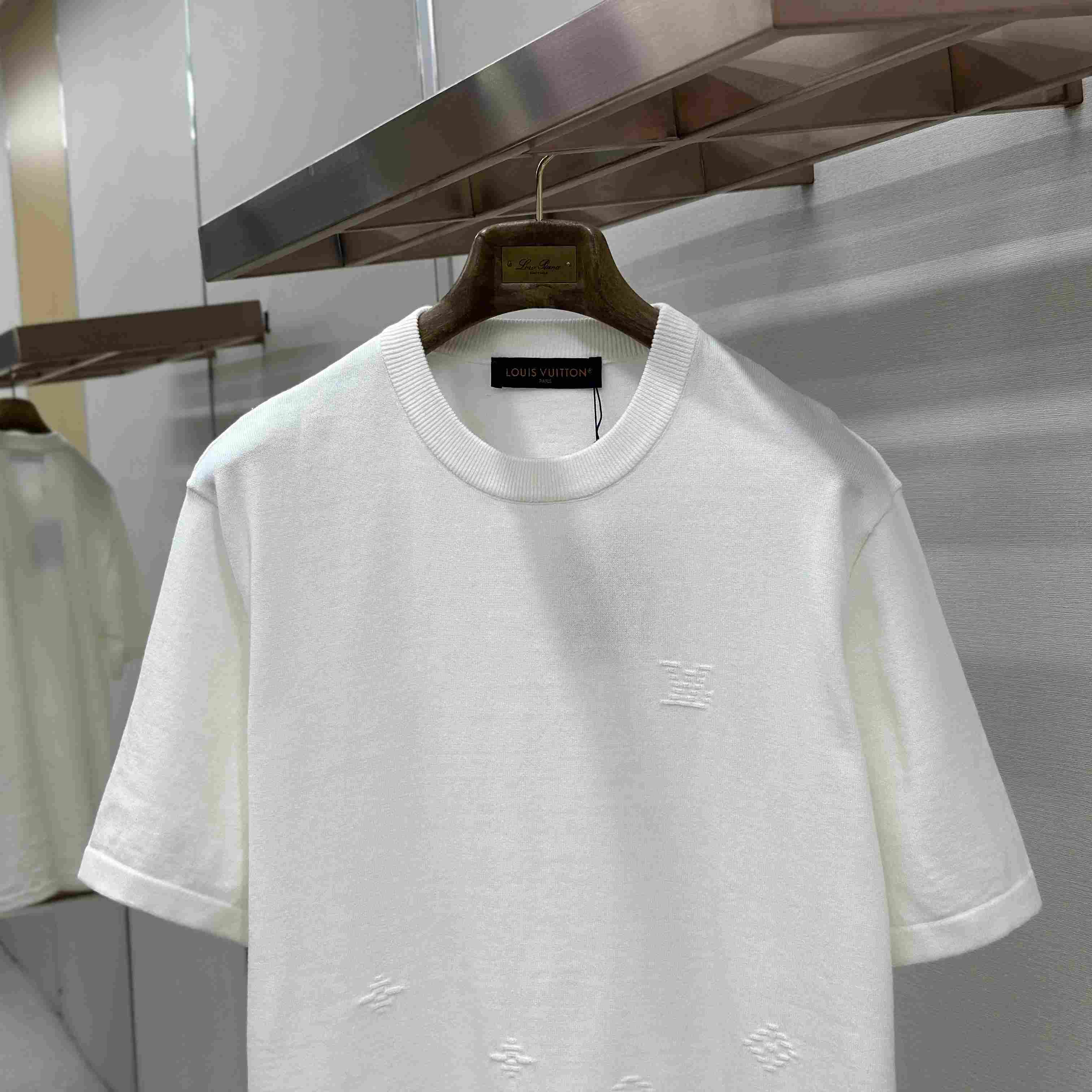 Louis Vuitton Gradient Signature Jacquard Short-Sleeved Crewneck 1AKLX8 - DesignerGu