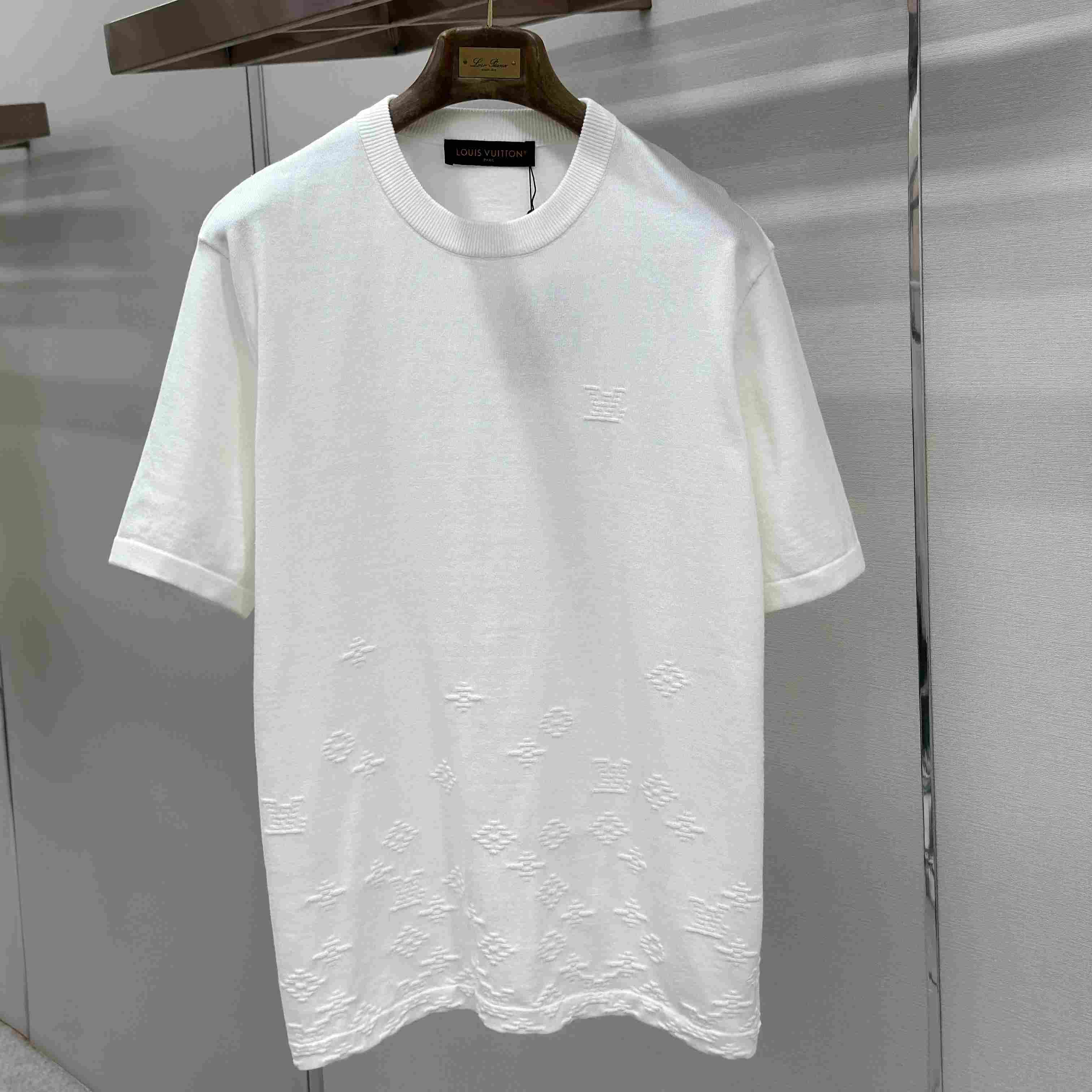 Louis Vuitton Gradient Signature Jacquard Short-Sleeved Crewneck 1AKLX8 - DesignerGu
